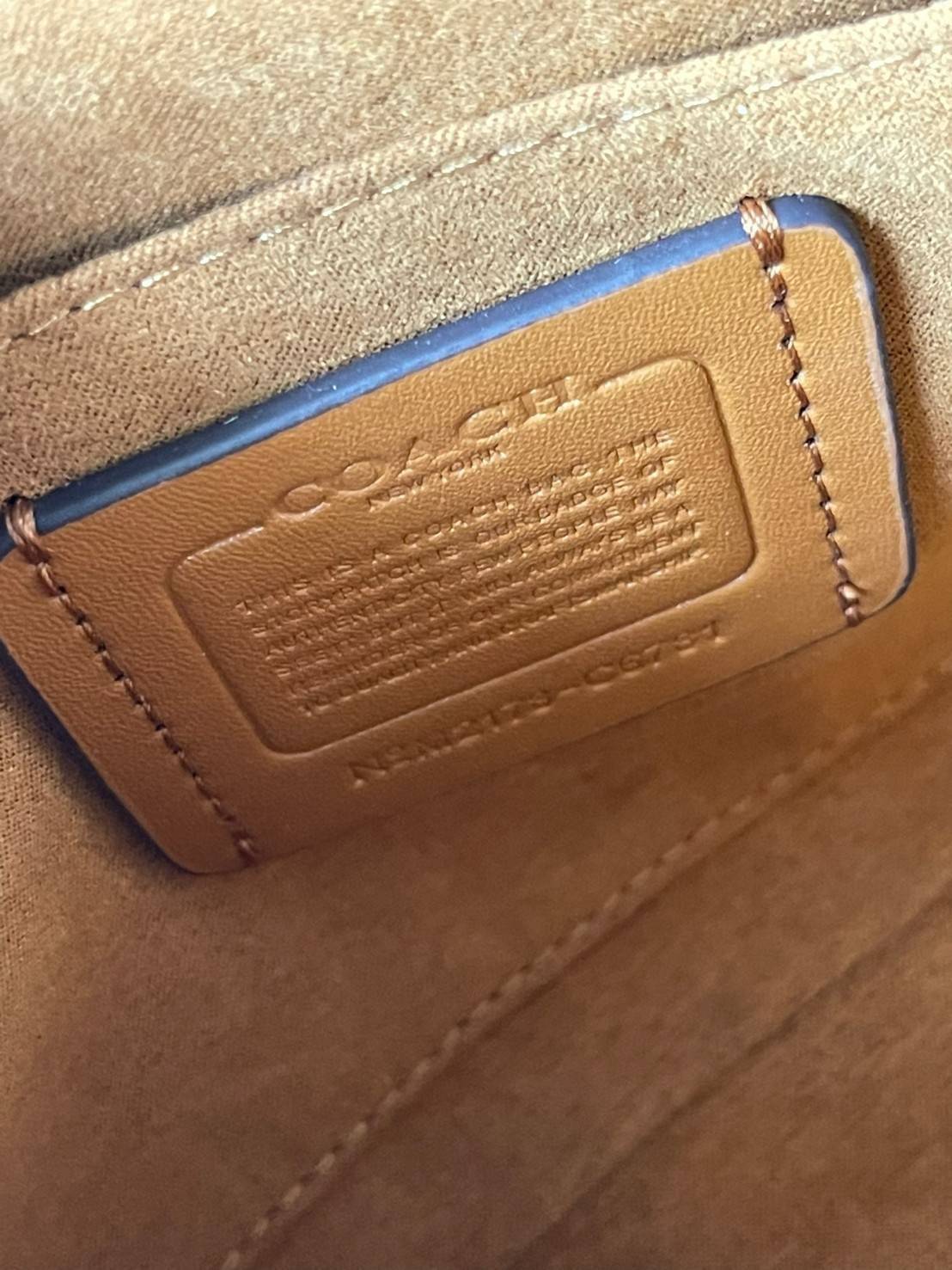 COACH Lucy Crossbody กระเป๋าใบนี้ขนาดกะทัดรัดกำลังดี เพียงพอสำหรับใส่ของจำเป็นที่ต้องการพกติดตัว ที่สำคัญใช้งานง่ายสามารถหยิบของได้สะดวกรวดเร็ว วัสดุผ้าใบเคลือบซิกเนเจอร์และหนังกรวดละเอียด ด้านในมีซิปและกระเป๋าอเนกประสงค์ ปิดสแน็ปอิน กระเป๋าแบบเปิดด้านนอก