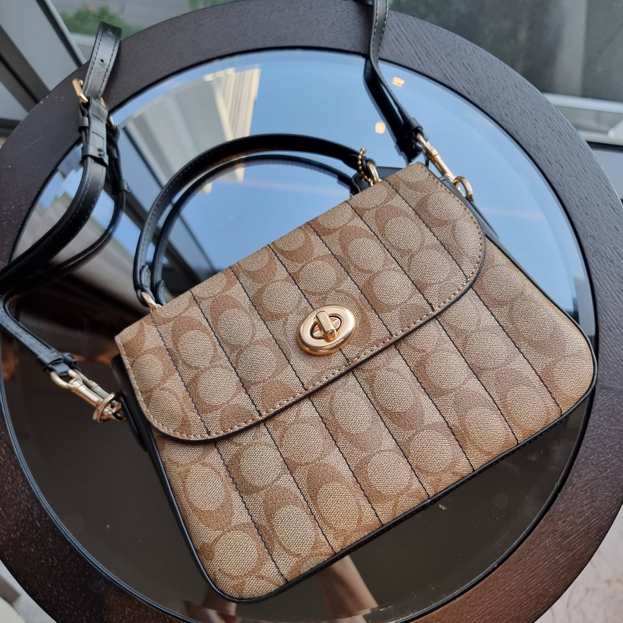 OUTLET 】COACH C5645 MARLIE TOP HANDLE SATCHEL IN SIGNATURE CANVAS WITH QUILTING ดีไซน์ใหม่ กระเป๋าถือ/สะพายข้าง ออกแบบมาไม่เหมือนใคร โดดเด่นด้วยการเย็บบุหนัง โชว์ดีเทลลายเส้น ตกแต่งโลโก้ด้านข้างอะไหล่ทอง วัสดุหนังแคนวาสสลับหนังแท้ เปิด-ปิดด้วยตัวล็อคแน่นห