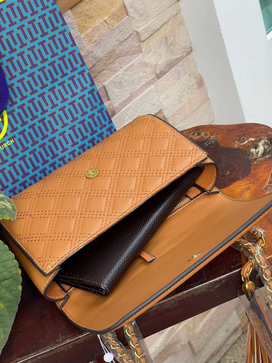 TORY BURCH Fleming Convertible Shoulder Bag ดีไซน์น่ารัก ดูแพงไม่เป็นรองใคร ใช้ได้ทั้งทั่วไปและออกงาน สาว ๆ คนไหนที่กำลังมองหากระเป๋าสะพายไหล่น่ารัก ๆ สักใบที่มีดีไซน์โดดเด่น สะดุดตาล่ะก็ไม่ควรพลาดกับ Collection นี้เลยค่ะ เพราะ Fleming นั้นเป็นรุ่นที่เรีย