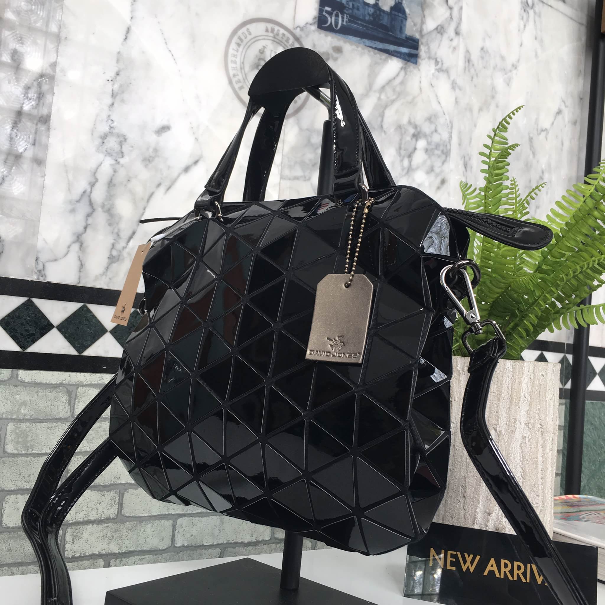 มาใหม่จ้า ทรงสุดฮิตจากแบรนด์ David Jones กระเป๋า ทรง Tote ตัวกระเป๋าเย็บติด ด้วยแผ่นอคิลิค สีดำสุดหรู ดีไซน์เกร๋ #จุดเด่นที่ น้ำหนักเบา สามารถ ถือ หรือ สะพายไหล่ได้คะ ใบใหญุจุของคุ้ม แต่น้ำหนักเบาคะ มีใบเดียวจบ #ควรมีติดตู้คะแนะนำเลย