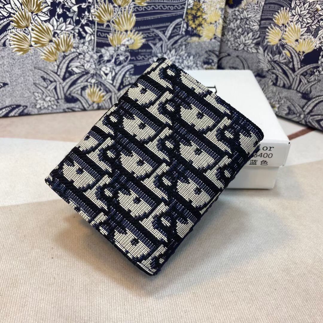 VIP 🥂DIOR Wallet Saddle Lotus / Dior tri-fold wallet กระเป๋าสตางค์ 3 พับทรงตั้ง มีช่องใส่เหรียญ ใส่การ์ด ใส่ธนบัตรได้ ครบเลยค่ะ วัสดุหนังแท้ และผ้า Jacquard อย่างดี ทอสวยงาม ผสมผสานความสง่างามและคลาสสิกที่เข้ากับยุคสมัย ภาพสินค้าถ่ายจากงานขายจริง 