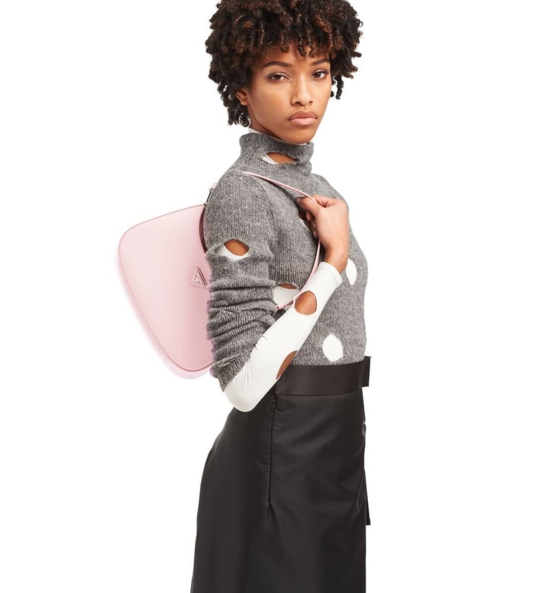 Prada Cleo brushed leather shoulder bag กระเป๋าทรงสวยยอดฮิต กับแบรนด์ PRADA งานพรีเมียมกิ้ฟท์จากแบรนด์ ทรงสะพายไหล่สวยหรูอยู่ทรง PRADA CLEO หนังเรียบดำเงาหรูสุดคลาสสิต เปิดปิดด้วยกระดุมอะไหล่เงินทั้งใบ ด้านในใส่กระเป๋าสตางค์ยาว มือถือ ของจุกจิกได้เยอะ มีป