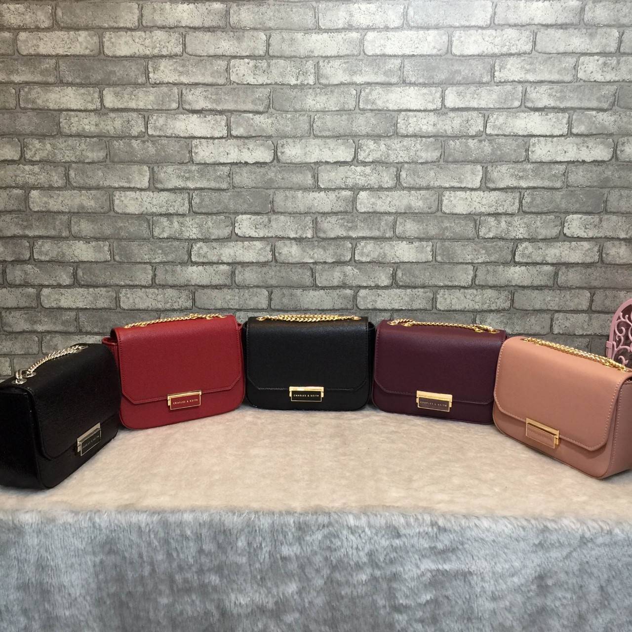 New! 2018 CHARLES & KEITH PUSH-LOCK CHAIN SLING BAG กระเป๋าสะพายโซ่ ทรงสวยสไตล์คุณหนู หนังpuลายคาเวียร์ ทรงแข็ง ฝาเปิด-ปิดด้วยตัวล็อคปั๊มโลโก้ ภายในมีช่องซิปเล็ก 1 ช่อง และช่องใส่บัตร สามารถใส่ iphone+ และของจุกจิกเพิ่มเติมได้ ด้านหลังมีช่องเล็ก 1 ช่อง สะ