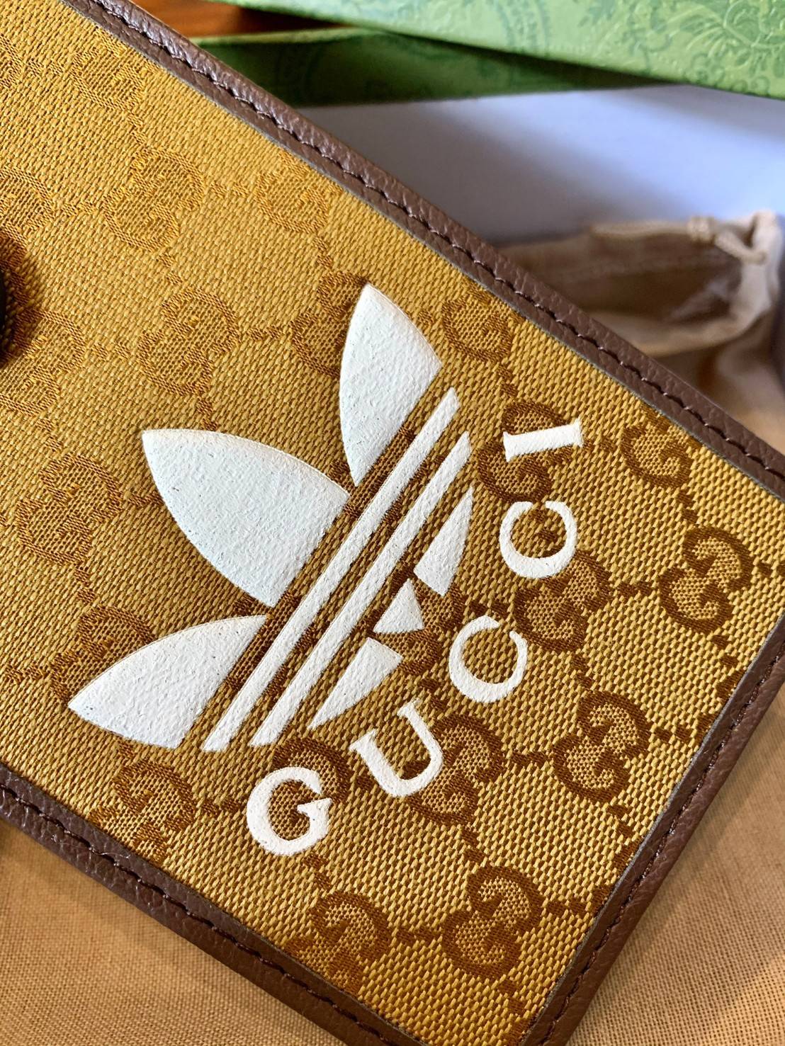 VIP 🥂 LIMITED EDITION Gucci x adidas Phone Case ไม่มีได้ยังไง สวยขนาดนี้ ที่หนุ่มๆสาวๆต้องมีติดตัวค่ะ 💙กระเป๋าใส่มือถือ หนังแท้ 🔺สีน้ำตาลอมเหลือง สัสดุJacquard ทอลายGG ค่ะ ด้านหน้าทั้ง3สี มีโลโก้แบรนด์แบบนูนอันเป็นสัญลักษณ์ของคอลเล