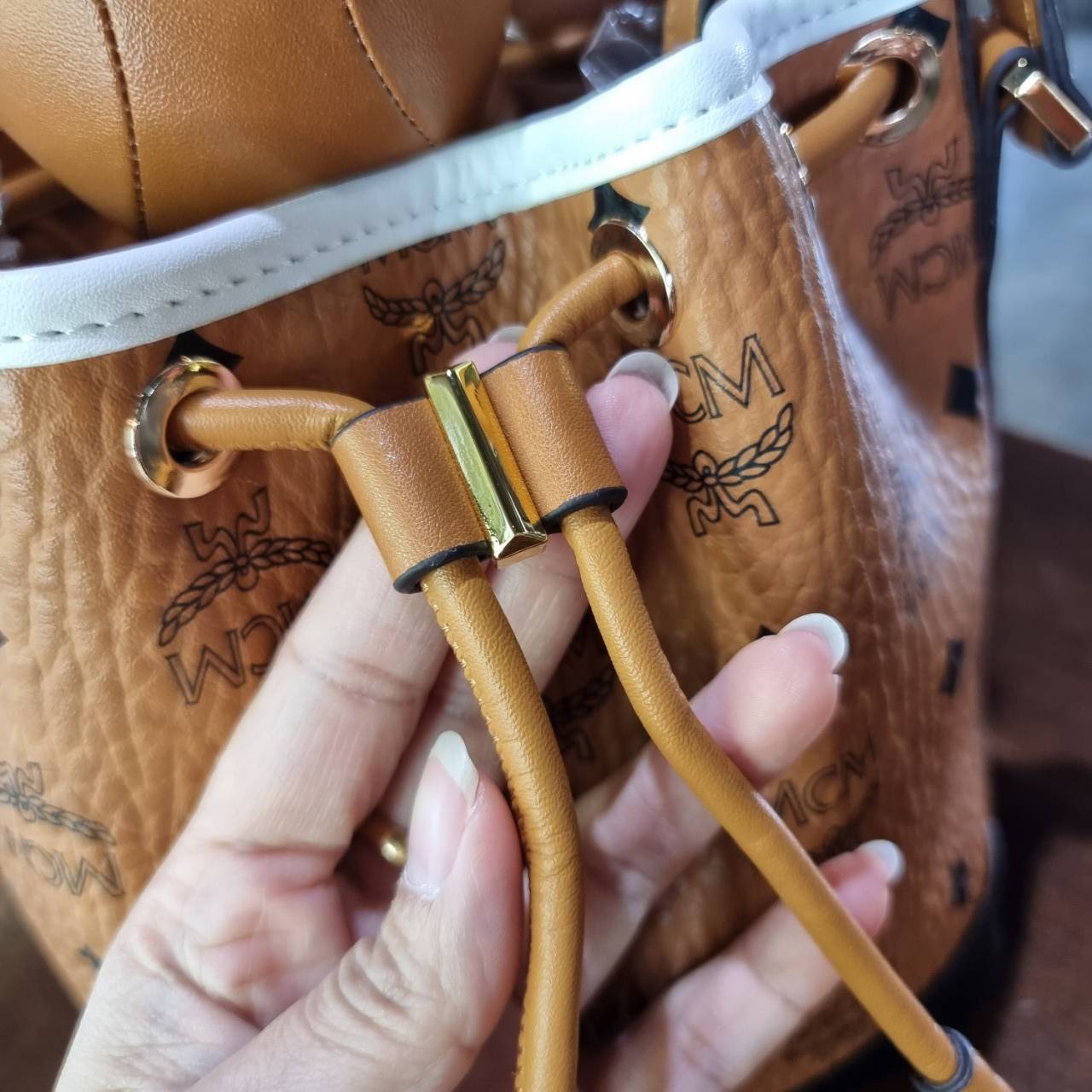 M.C.M ZOO RABBIT DRAWSTRING BAG IN VISETOS LEATHER MIX คอลเลคชั่นซูมาใหม่ ฮิตหนักมากที่เกาหลีและญี่ปุ่น ไอเท็มสุดคิ้วท์ น้องกระะต่ายโดดเด่น กระเป๋าสะพายทรง bucket ไซส์เล็กขนาดน่ารักน่าใช้ แฟชั่นสไตล์มากใบนี้ ดีไซน์น้องกระต่ายแอบในกระเป๋า และสามารถนำออกมาห