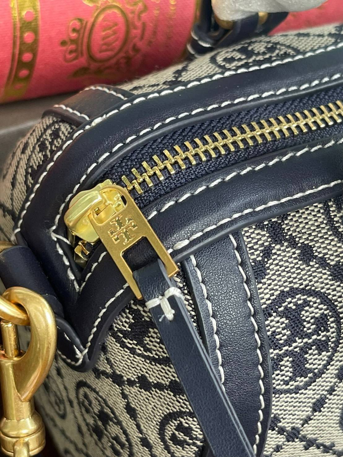 small: Tory burch T Monograme Jacquaed Mini Duffle Bag เป็นทรงกระเป๋าที่มีความฮอตฮิตตลอดกาล ด้วยรูปทรงคลาสสิคและเหมาะใช้งานเข้ากับทุกสถานการณ์ ไม่ว่าจะเป็นกระเป๋าสะพายไหล่ เพิ่มความคล่องตัวและเข้าได้กับทุกลุค ไม่ว่าจะเป็นวันสบายๆ หรือวันที่ต้องออกไปทำกิจก