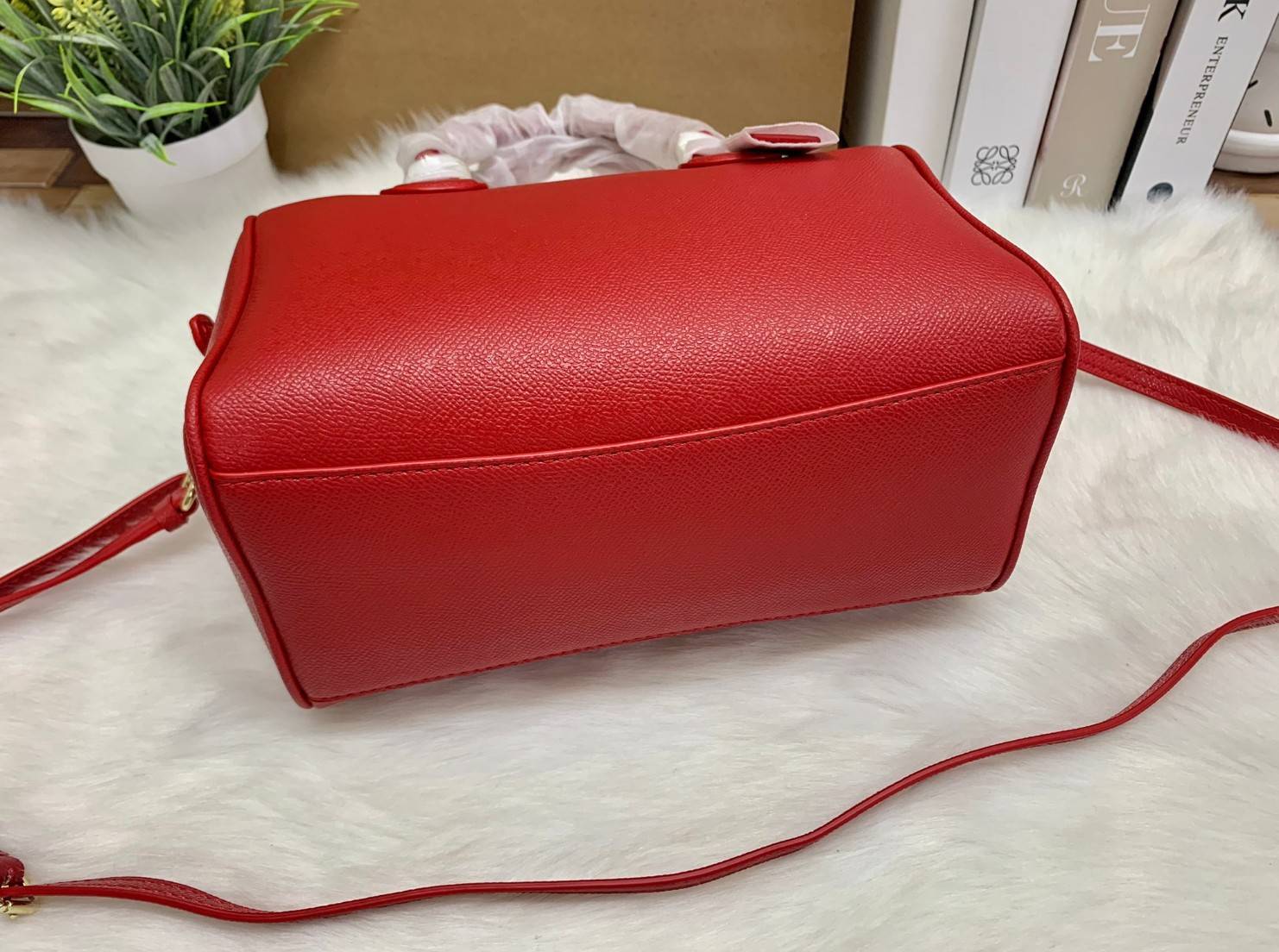 รุ่นอะไหล่ทองเข้าแล้วจ้าา ห้ามพลาดค่ะ Coach Bennett Boston Bag in Crossgrain Leather ((32202)) พร้อมส่ง รุ่นที่สาวๆหลายๆคนถามถึงกันค่า! กระเป๋าทรงหมอน หนังแท้ ลายหนังสวยมากค่ะ ไม่ว่ายุคไหนๆก็สวย ดูดี ทรงฮิตในตำนานค่ะ ✔️อะไหล่ทองหรูสวย เปิดปิดกระเป๋