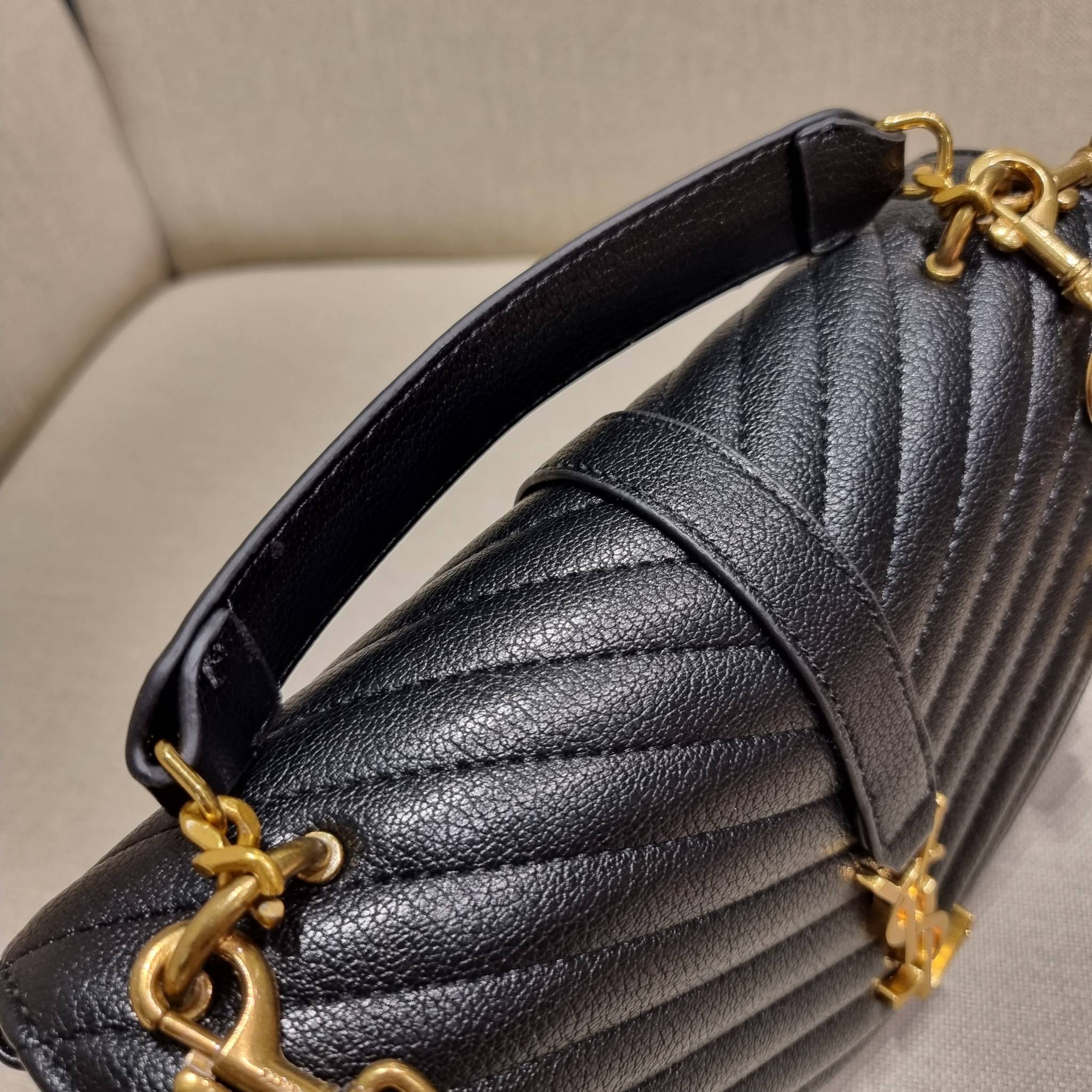 Yves Saint laurent crossbody boutique vip bag กระเป๋าสะพายไหล่ ดีไซน์ทรงสวยหรู พิเศษ แถมฟรี พวงกุญแจห้อยโลโก้ ดูแพงไปหมดจริงๆไอเท็มนี้ วัสดุหนังสังเคราะห์ลายคาร์เวีย เปิด-ปิดด้วยกระดุมแม่เหล็ก ภายในโล่งกว้าง แบ่งสัดส่วนไว้อย่างดี มาพร้อมหูจับในตัว และสายส