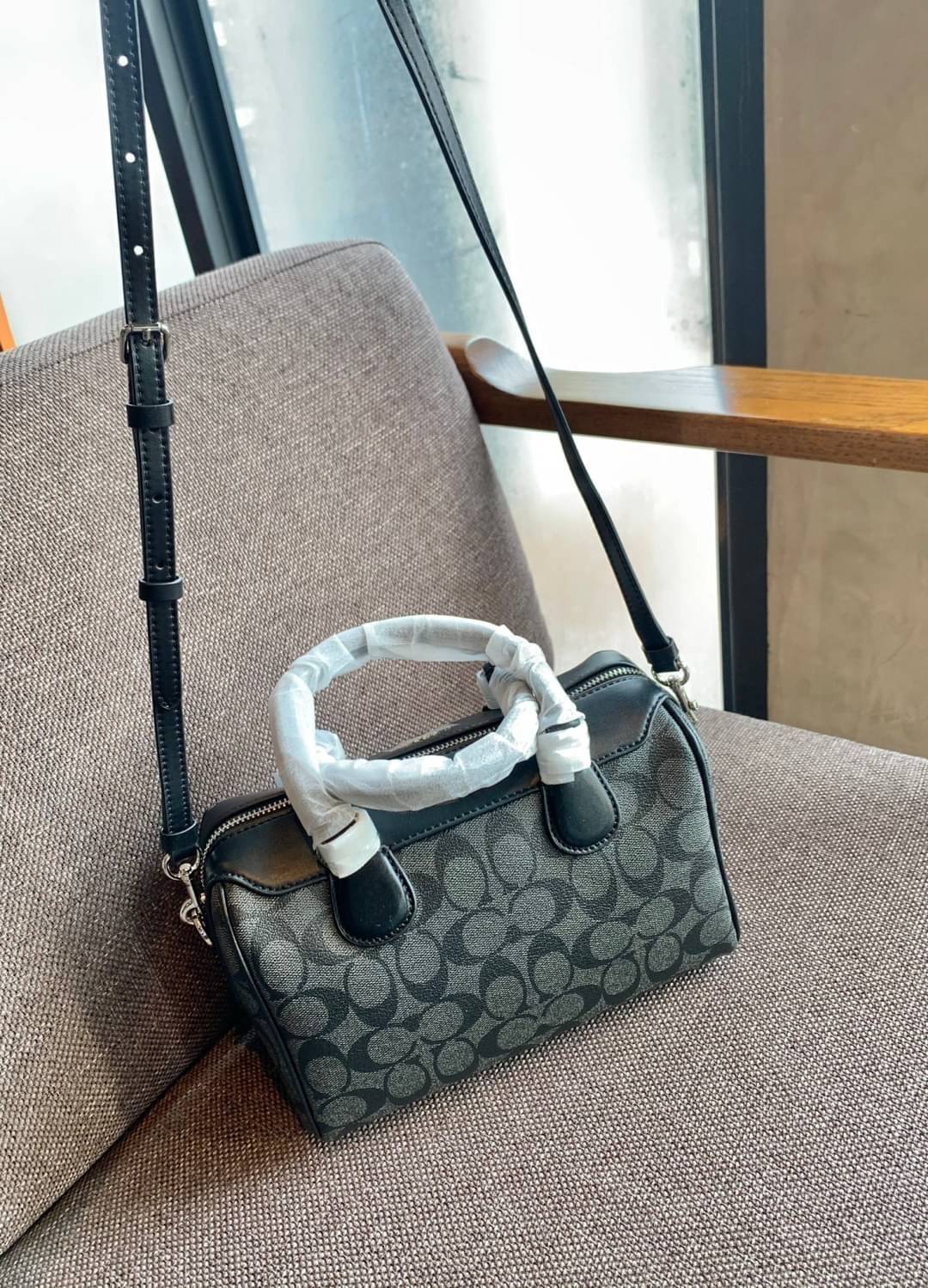 COACH NENNETT SATCHEL BAG((32203)) พร้อมส่งอีกครั้ง ห้ามพลาด! กระเป๋าทรงหมอน ทรงที่สาวๆต้องมีติดตัวไว้สักใบ! หนังแท้นิ่มสวยงาม เปิดปิดกระเป๋าแบบซิป ภายในกว้างสามารถใส่กระเป๋าเงินใบยาวได้ หรือของจำเป็นในชีวิตประจำวันของสาวๆได้หลากหลายเลยค่ะ มีช่องซิปและช่อ