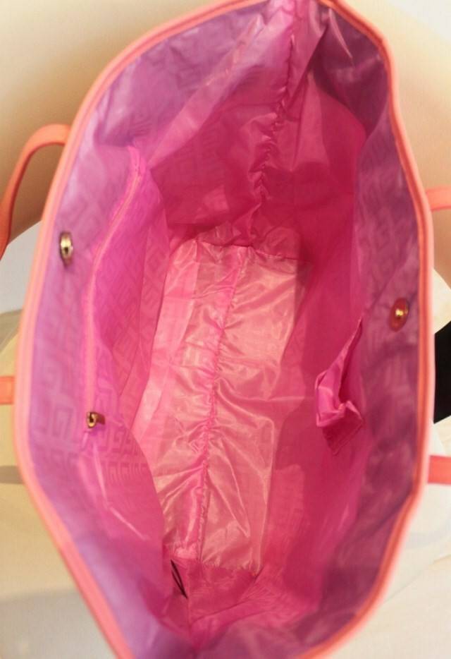 GIVENCHY Shopping Tote bag กระเป๋าถือหรือสะพายจาก Givenchy Perfume Counter วัสดุ Canvas ด้านหน้าเป็น PU ปั้มแบรนด์ ภายใน Polyester 100% สกรีนโลโก้สวยดูดี เปิดปิดด้วยกระดุมแม่เหล็ก ขนาดกำลังดี จุสุดๆ น้ำหนักเบา สามารถใส่เอกสาร A4 หนังสือ ของใช้ได้เยอะ จะถื