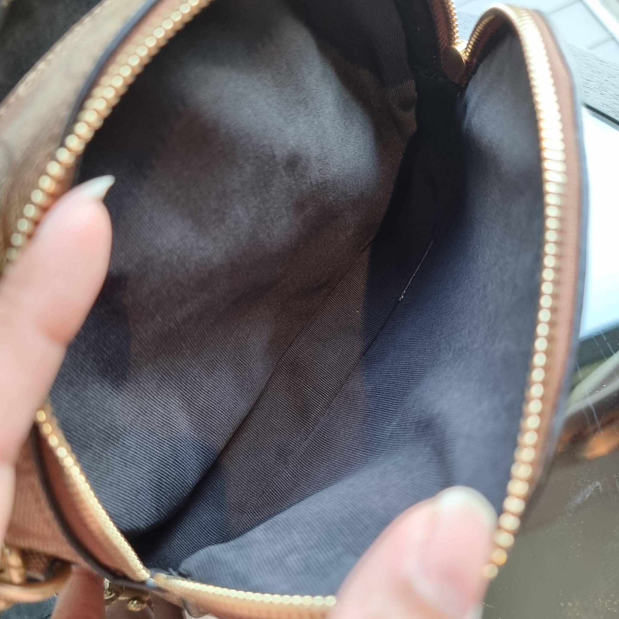 OUTLET 】COACH 1591 SERENA SATCHEL IN SIGNATURE CANVAS กระเป๋าสะพายคอลเลคชั่นยอดฮิต ดีไซน์ลุคผู้ดี ต้องยกให้น้องใบนี้เลย!! จัดสีขายดี สีลุคคุณหนูมาให้ สวยตาแตก!! วัสดุหนังแคนวาส เปิด-ปิดด้วยซิป 2 ช่องหลัก ภายในเป็นช่องโล่ง เก็บของได้แบบสบายๆ ใส่มือถือได้ทุ