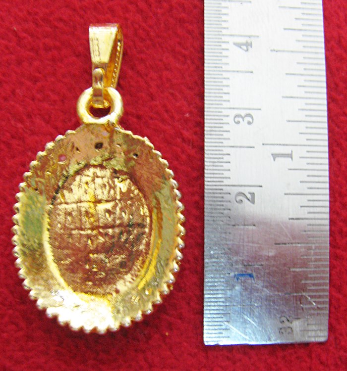 สินค้าหมดค่ะ ล็อกเก็ตพระแม่อุมาเทวีขี่เสือพื้นสีแดง-เขียวล้อมเพชรพร้อมใบคาถาค่ะ สำเนา