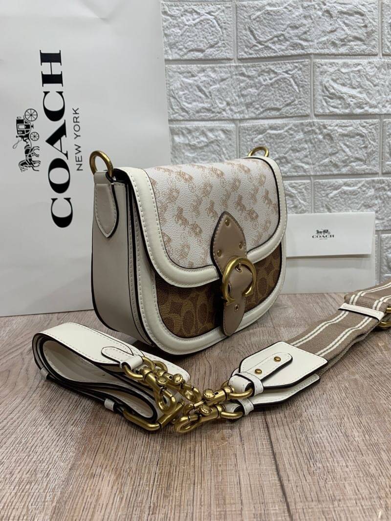 COACH Beat Saddle Bag With Horse And Carriage Print คอลเลคชั่นใหม่ ดีไซน์หรูหรา พิเศษมากๆมาพร้อมสายสะพาย 2 เส้น ใช้คู่กันหรือแยกสะพายก็สวยครบสูตร กระเป๋าสะพายทรง saddle คลาสสิค เปิด-ปิดด้วยกระดุมแน่นหนา ภายในเป็นช่องโล่ง ใส่ของได้ครบครัน สาวๆใช้เป็น every
