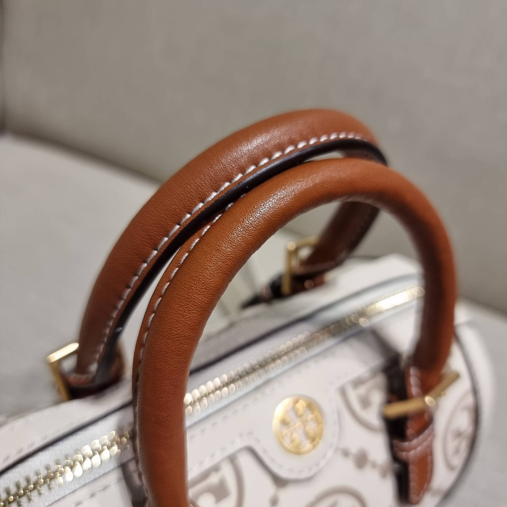 TORY BURCH T MONOGRAM MINI EMBOSSED WINE BUCKET BAG คอลเลคชั่นใหม่ กับกระเป๋าสะพายทรงยอดนิยม ในไซส์มินิ ดีไซน์ใหม่ล่าสุด สวยลูกคุณหนู หรูหรา!! ด้วยดีเทลผิวลายนูนลวดลายเอกลักษณ์ วัสดุหนังแท้ มีหูจับในตัว สีโทนอุ่นขับผิว สะดวกใช้ไปอีก และมีสายสะพายข้าง ปรับ