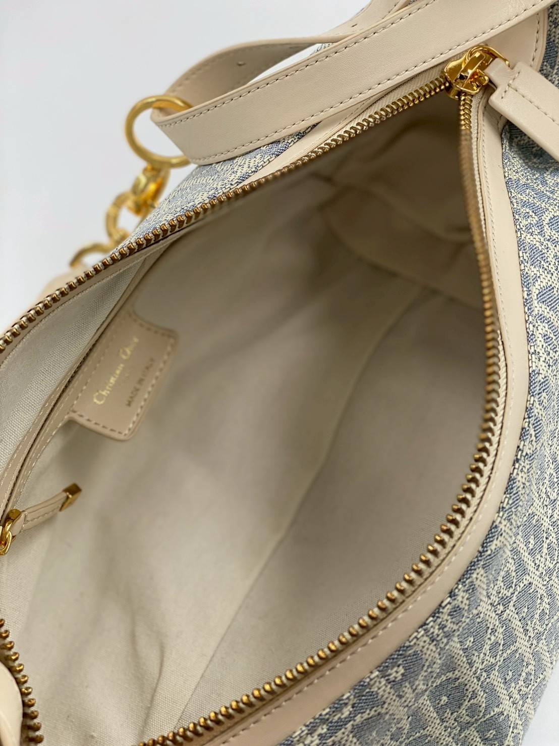 ORI หนังแท้ | DIOR D-Journey Bag กระเป๋าสะพายนิยามใหม่ดีไซน์ทันสมัย โดดเด่นด้วยรูปทรงโฮโบที่มาพร้อมกับดีไซน์ที่นุ่มนวลและทันสมัย พร้อมกับช่องใส่ของแบบติดซิป