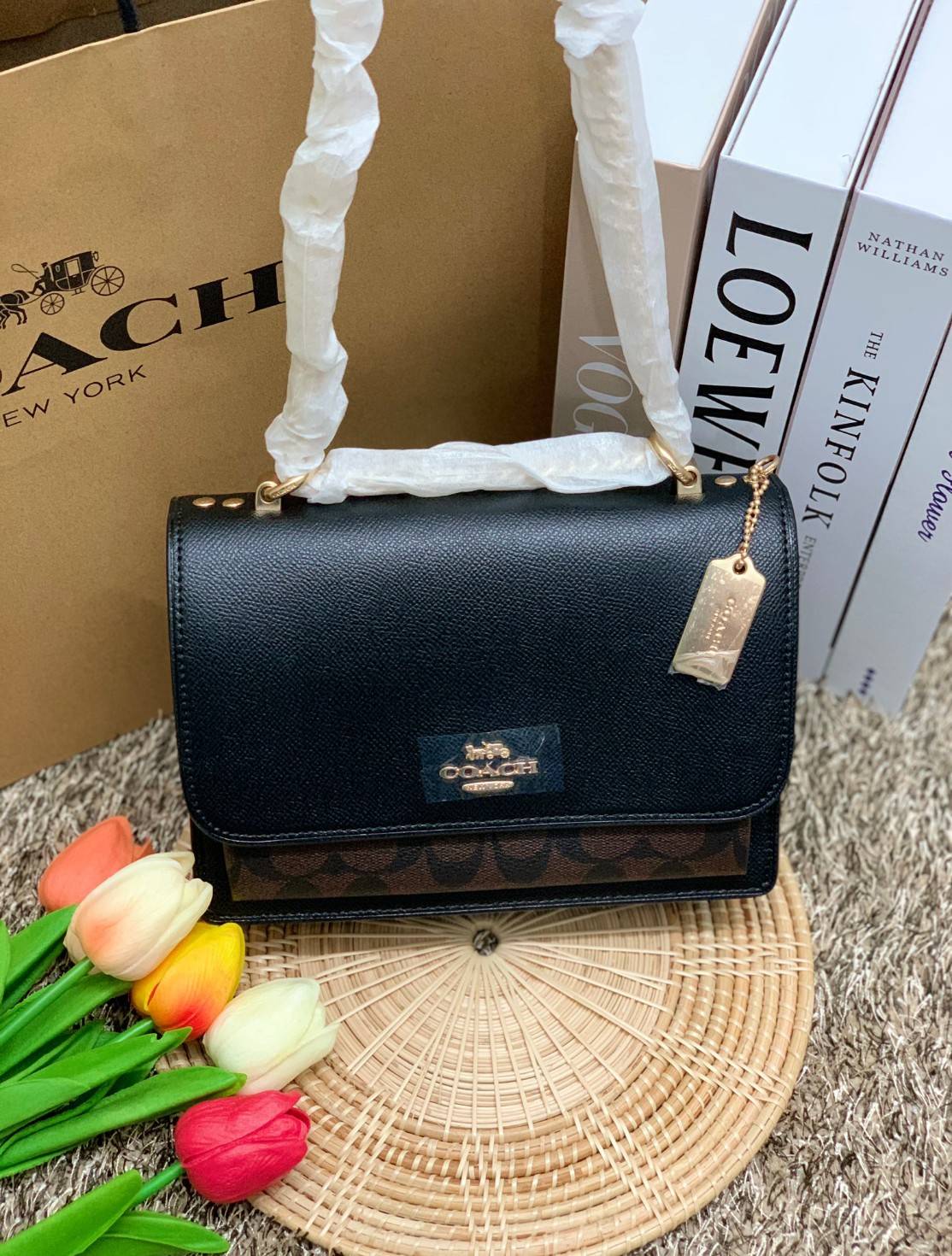 พร้อมส่งถึง8สี ห้ามพลาดค่ะ! COACH KLARE CROSSBODY BAG ((91019//91174//90400//1424//90635)) พร้อมส่งที่ไทย กระเป๋าสะพายครอสบอดี้ร์หรือสามารถทบเป็นสายคู่คล้องไหล่ได้ด้วยค่ะ หนังแท้ แต่ละสีทำลายหนังได้สวยงามแตกต่างกันออกไปนะคะ ✔️ห้อยด้วยป้ายแบรนด์แบบโ