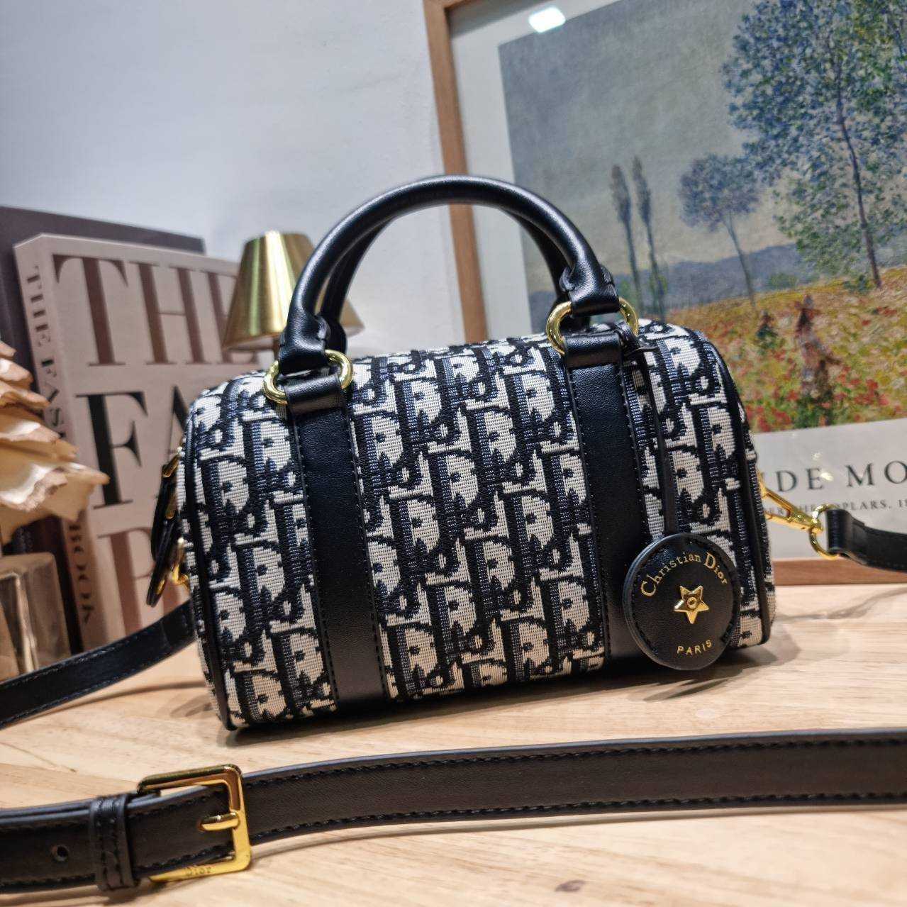 DIOR Groove 20 Bag / Dior Keepall Oblique Jacquard กระเป๋ารุ่นใหม่สุดคลาสสิค ดูดีและมีเทส รูปทรงหมอนยอดฮิต เกรดวีไอพี ไฮเอน 1:1 ใช้งานต่างประเทศได้