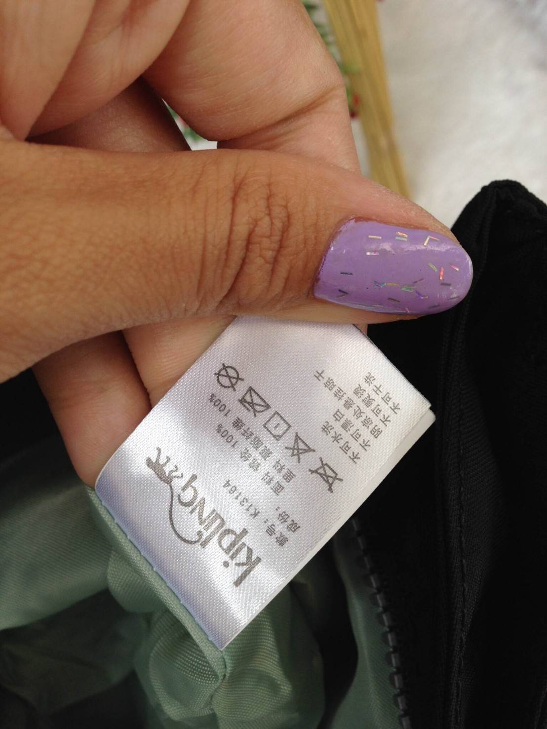 KIpling Felix Large Handbag Bag กระเป๋าถือหรือสะพายสไตล์ลำลองวัสดุ Nylon + Polyester 100% น้ำหนักเบามีหูหิ้วเเละสายสะพายยาวเลื่อนปรับระดับได้ถอดได้ เปิดปิดด้วยซิปสะดวกใช้ โลโก้เเบรนด์ มีช่องแบ่งถึง3ช่องเเยกเป็นสัดส่วน ด้านหน้าและด้านหลังมีช่องใส่ของเปิดปิ