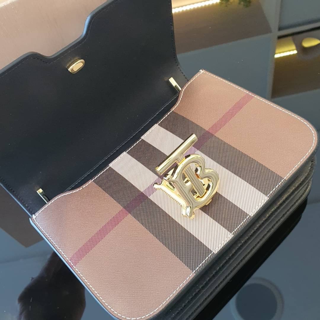 BURBERRY FRAGRANCES CROSSBODY BAG / BURBERRY FRAGRANCES QUITED LAMBSKIN BAG ตัวกระเป๋าเป็นหนัง Lambskin นิ่มสวยหรูดูดี เปิดปิดด้วยฝาปิดสัญลักษณ์รูปตัว B ภายในโล่งกว้าง