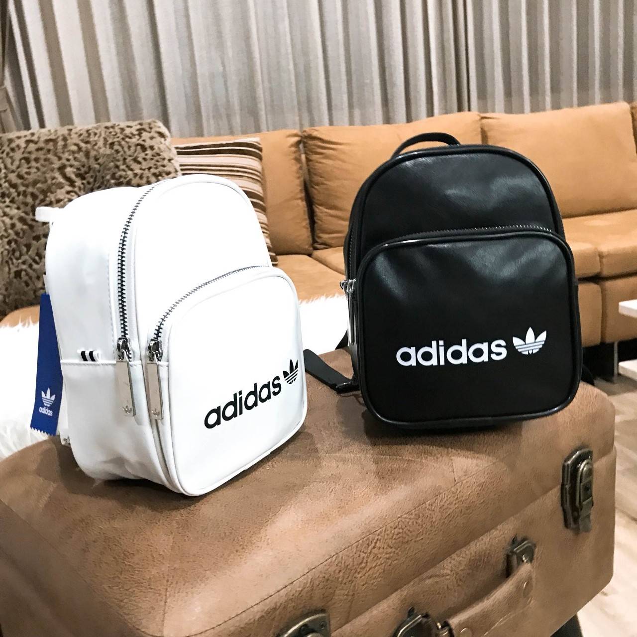 ADIDAS 2WAY MINI BACKPACK กระเป๋าเป้หรือสะพายหนังเรียบสไตล์ Sport ขนาดมินิ น้ำหนักเบา ด้านหน้ามีโล้โก้และช่องซิป เปิดปิดด้วยซิปสะดวกใช้ หัวซิปแบรนด์ ภายในมีช่องใส่ของ หูจับถนัดมือ สายสะพายปรับได้ freesize สามารถสะพายเป็นเป้ หรือกระเป๋าสะพาย Crossbody ได้2