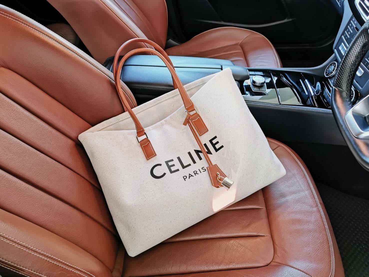 CELINE PHANTOM TOTE BAG VIP GIFT WITH PURCHASE (GWP) พรีเมี่ยมกิ๊ฟ Limited Edition จาก CELINE PERFUME DUTYFREE COUNTER วัสดุ Canvas & Grained cowhide ดีไซน์ทรง Shopping ขนาดใหญ่กำลังดี เนื้อหนาแข็งแรง น้ำหนักเบา โดดเด่นที่ห้อยTagแม่กุญแจอะไหล่ทองสามารถใช้