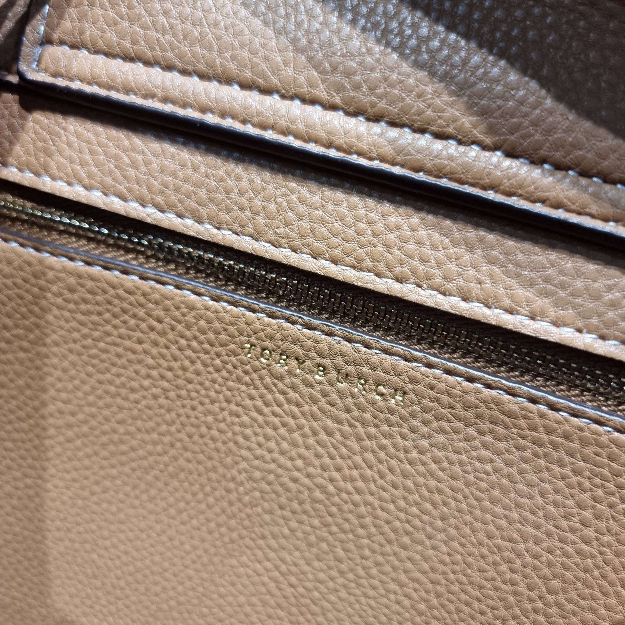 TORY BURCH MILLER TOP HANDLE SATCHEL ใหม่ล่าสุด กับกระเป๋าสะพายรุ่นยอดนิยม ที่มาในดีไซน์ top handle ให้สะดวกใช้ได้มากขึ้นด้วยหูจับในตัว โดดเด่นด้วยโลโก้สีทอง