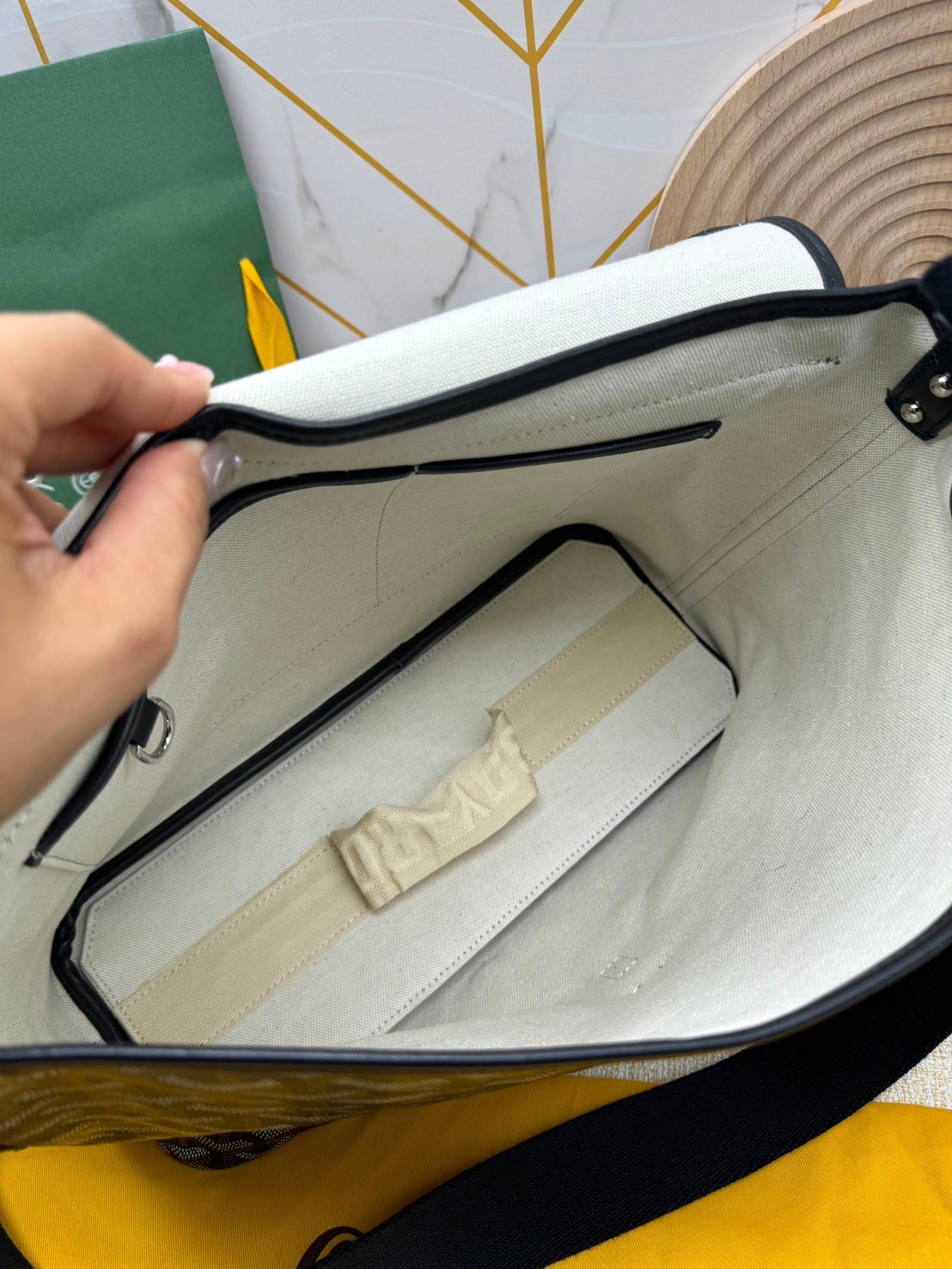 GOYARD Capetien MM Messenger Bag กระเป๋าแมสเซ็นเจอร์ใบใหญ่ ที่สุดของความหรู ตอบโจทย์การใช้งานจุของได้เยอะ เอกสาร แทปเล็ต พร้อมสายสะพาย ใช้งานง่าย ใบจริงสวยงามตามรูปค่ะ