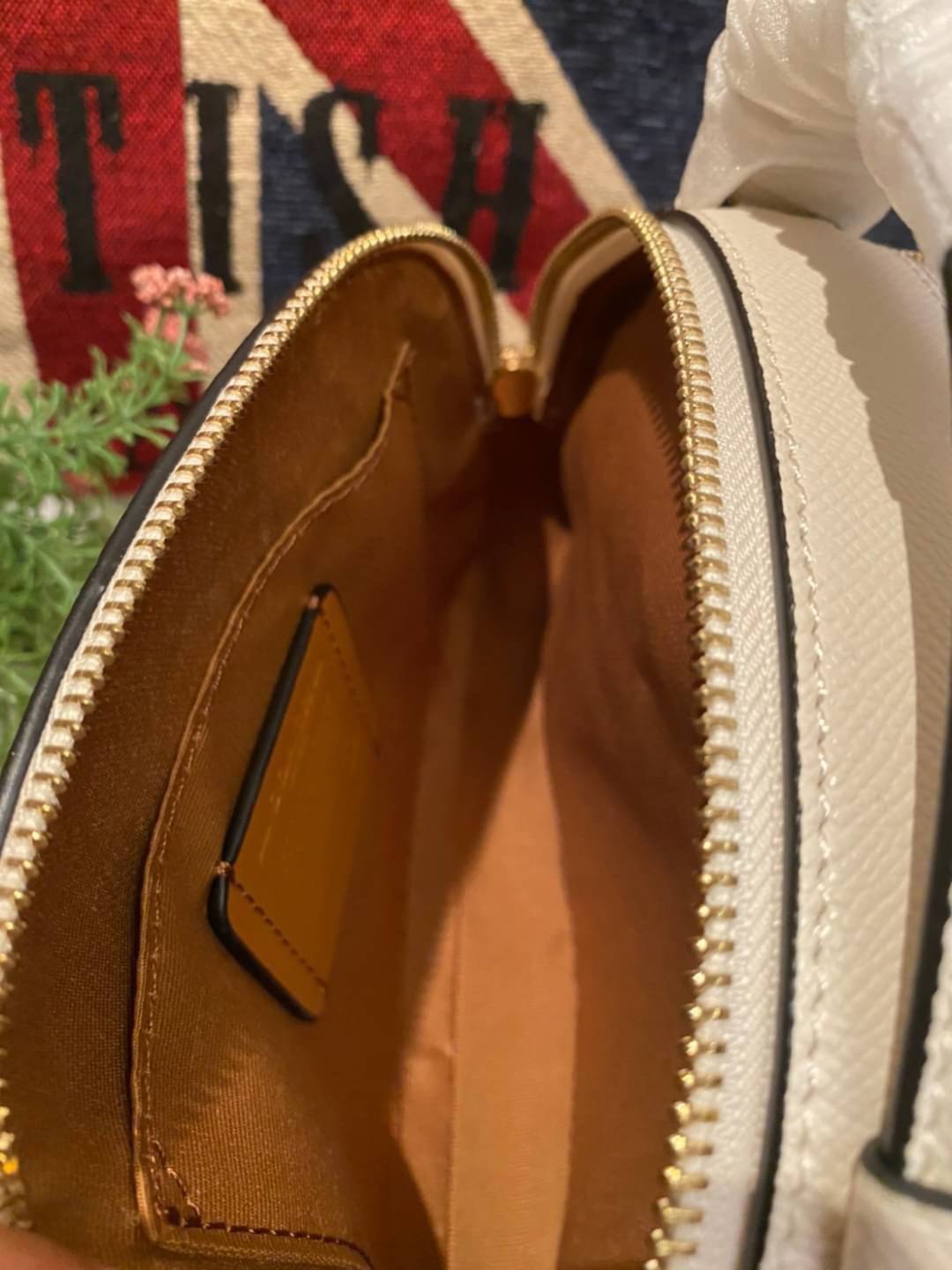 COACH SERENA SATCHEL CROSSBODY BAG กระเป๋าทรงโดมเล็ก น่ารัก แต่ใส่ของได้จุเลยทีเดียว!! มี2ช่องซิปหลัก ช่องค่อนข้างกว้าง สามารถใส่กระเป๋าเงินใบกลางได้;ของจำเป็นอื่นๆได้ครบเลยค่ะ มีช่องเล็กให้ใส่ของจุกจิก ด้านหลังมีช่องเล็กให้อีกช่องค่ะ พร้อมสายยาวถอดออกได้