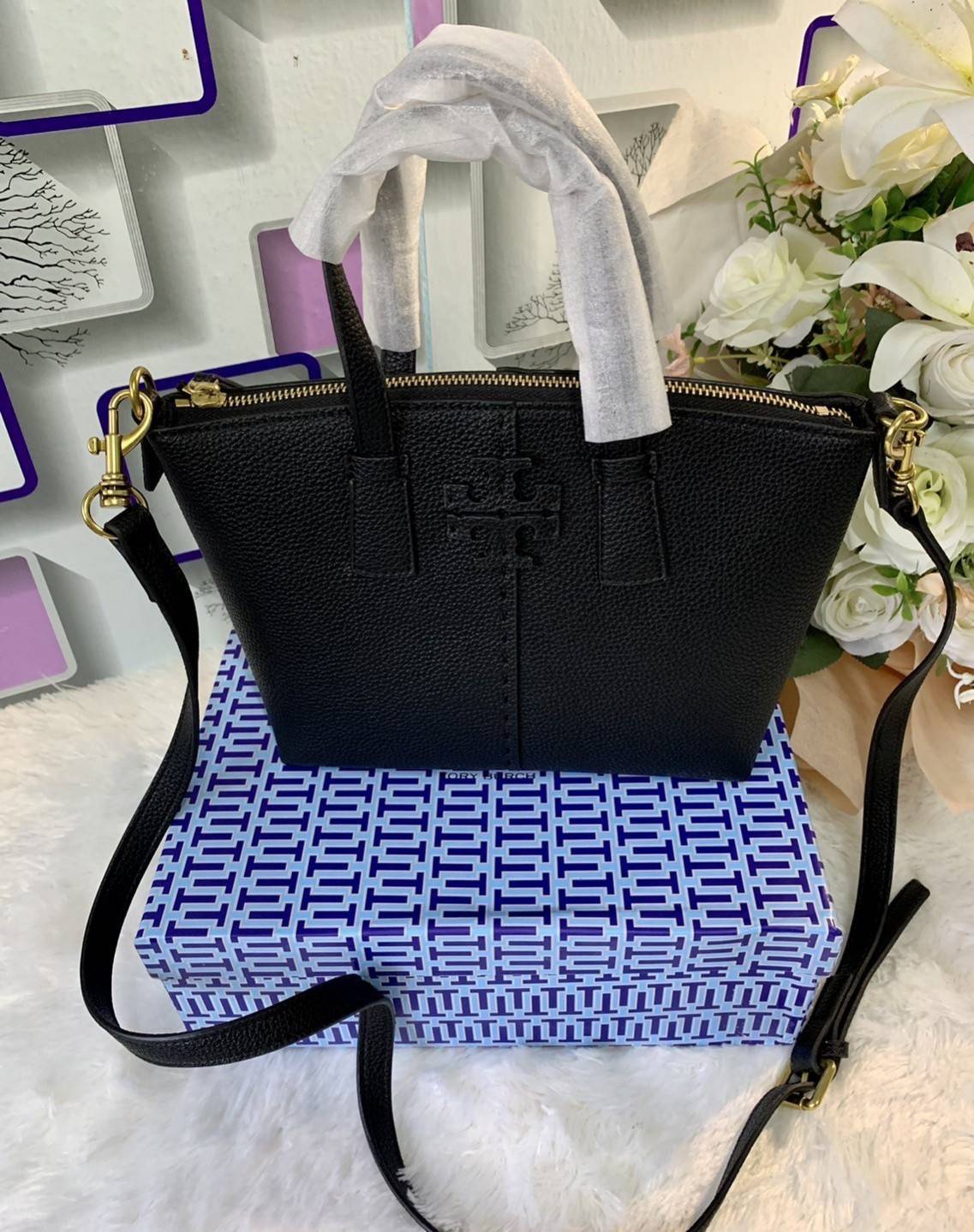 Tory Burch McGraw Mini Top Zip Satchel กระเป๋าสะพายทรงสวย ขนาดกำลังดี หูจับถนัดมือ วัสดุหนังแกะสังเคราะห์หนังสวยเงาขึ้นรูป ประดับโลโก้แบรนด์ด้วยหนังที่ด้านหน้า จะสะพายข้างหรือcrossbody ได้หมด แมทกับชุดได้ง่าย น้ำหนักเบาค่ะ มาพร้อมสายสะพายยาวปรับระดับได้ ถ