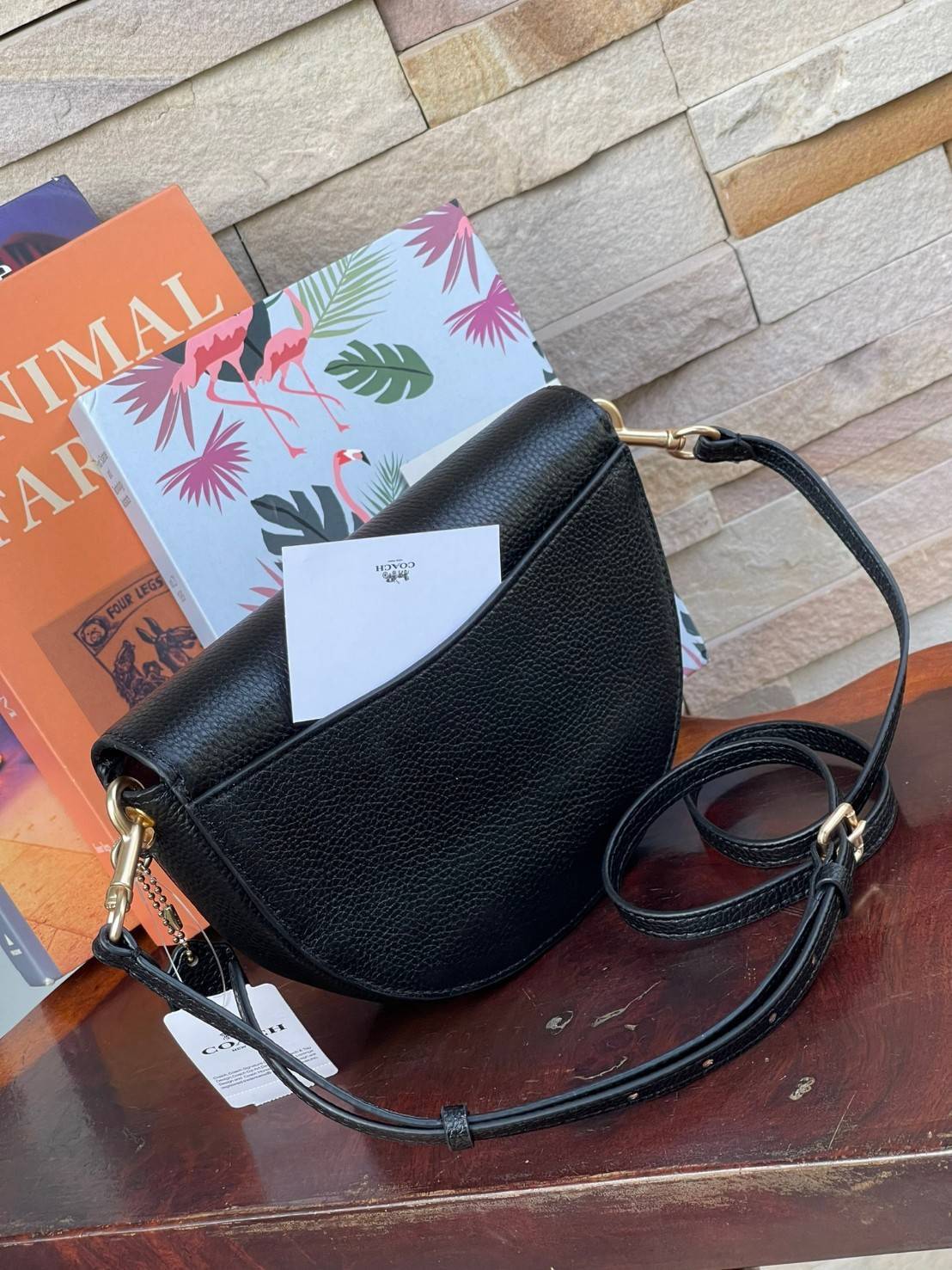 พร้อมส่งที่ไทยครบทั้ง6สีค่ะ 😘 Coach Ellen Crossbody In Signature ((C1432)) กระเป๋าทรงฮาฟมูนรูปทรงคลาสสิก ออกแบบให้มีลักษณะโค้งมน ไม่ดูเป็นทรงแข็งจนเกินไป ดีไซน์และสีของกระเป๋ายังเรียบง่าย เข้าได้กับทุกชุด สะพายครอสบอดี้ร์//สะพายข้าง หรือถือแบบคลัท