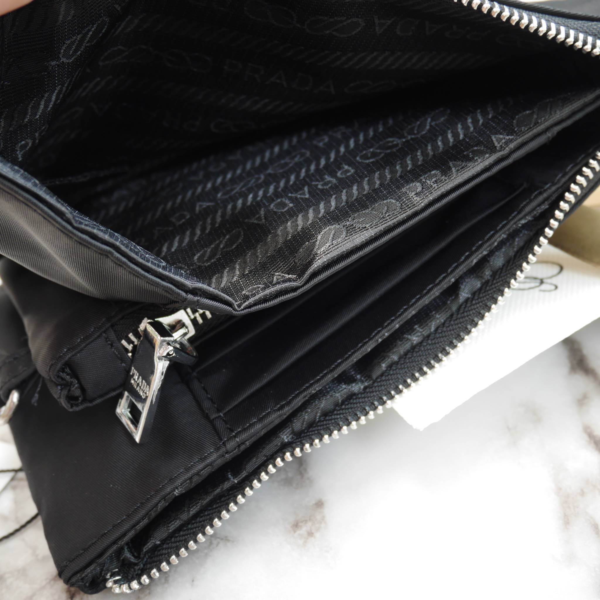 ได้งานมินิน่ารัก กระเป๋าคล้องมืองานพรีเมี่ยมกิ้ฟท์ จาก PRADA มาค้า ตัวนี้คุ้มสุดๆ โดดเด่นที่ ตัวกระเป๋าผ้าไนล่อน **อะไหล่เงินเงา น้ำหนักเบา สายคล้องแขนถอดได้ มีช่องแบ่งเก็บของ 3 ช่องซิปเลย ช่องตรงกลางสามารถ ใส่บัตรได้ด้วยค้า ใส่ iphone6 ได้น้าาา **สวยคุ้ม