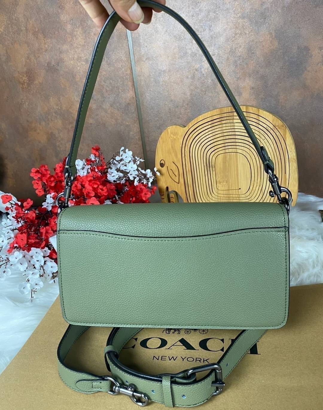 COACH TABBY SHOULDER BAG 26 ((73995)) พัฒนามากจากกระเป๋า Coach รุ่นดังยุค 1970 ทำจากผ้า Canvas เคลือบลายซิกเนเจอร์ หนังลายกรวดและหนังกลับ ด้วยวัสดุคลาสสิค มากับสายที่ถอดได้ถึง 2 สาย ไม่ว่าจะเป็นสายหิ้วหรือสายสะพาย หนังลายกรวดและหนังลูกวัวแบบเนื้อละเอียด แ