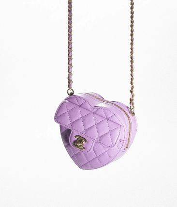 CHANEL Heart Bag Lambskin & Gold-Tone Meta สวยมาก มงลงมาก!! กระเป๋าสะพายสุดคิ้วท์ ที่ดีไซน์รูปทรงหัวใจไม่ซ้ำใคร น่ารักทุกสี น่าใช้ไปเลยแม่!! วัสดุหนังแกะฟอกสี เปิด-ปิดด้วยซิป ด้านหน้ามีช่องเก็บของจุกจิก ภายในเป็นช่องโล่ง ใส่มือถือ ใส่กระเป๋าสตางค์สั้นได้ 