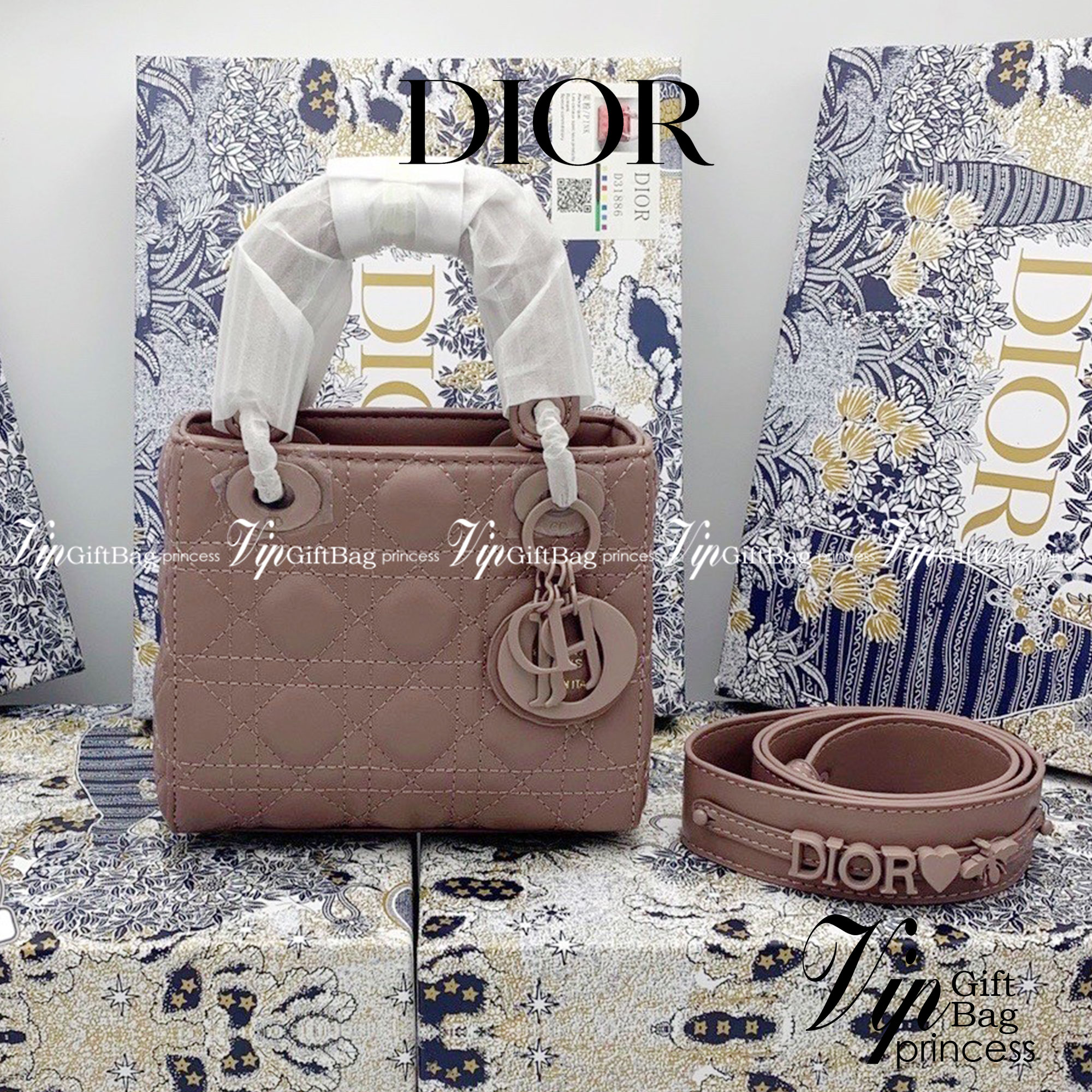 DIOR CD LADY BAG / Christian Dior Lady Dior Ultra-Matte Bag พร้อมส่ง 6 โทนสีพาสเทลหวานๆ น่ารักละมุน ตัวห้อยโลโก้โทนสีเดียวกับกระเป๋า น่ารักมากค่ะ ดีไซน์เรียบง่าย แต่แฝงไปด้วยความหรูหรา วัสดุหนังแท้ ทรงกล่องคลาสสิค มีหูจับในตัวและสายครอสบอดี้สุดเลิศ ที่มาพ