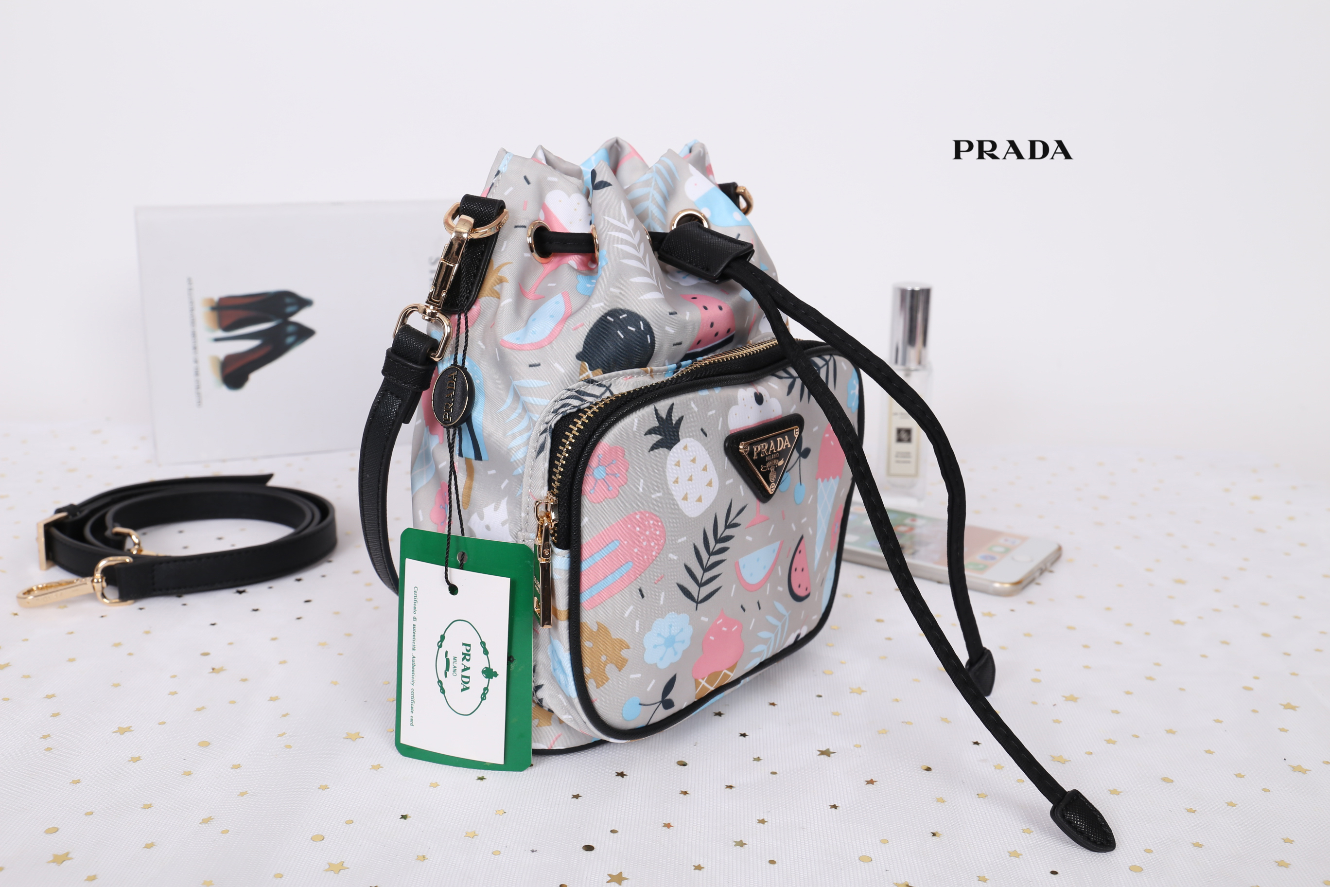 Prada bucket bag Premium gift New in! กระเป๋าถือหรือสามารถสะพายข้าง ทรงขนมจีบ สุดน่ารักดีไซน์ใหม่ super cute! วัสดุ nylon เนื้อหนา อะไหล่ทองด้านหน้ามีโลโก้แบรนด์ พร้อมช่องซิป กระเป๋า เปิดปิดแบบ drawstring ภายในกระเป๋าโล่ง ใส่ของได้จุ พร้อมสายยาวลาย saffia