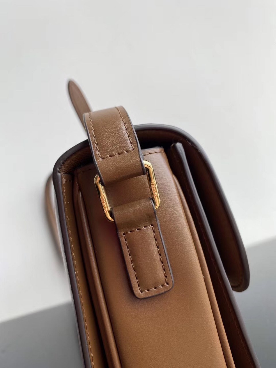 พร้อมส่ง 2 สี 2ขนาด NEW!! CELINE SHOULDER BAG VIP GIFT WITH PURCHASE (GWP) พรีเมี่ยมกิ๊ฟ Limited Edition จาก CELINE HAUTEPARFUME DUTYFREE COUNTER วัสดุหนังแท้ **เงาสวยมาก ทรงกล่องอยู่ทรง ขนาดกะทัดรัด เปิดปิดด้วยตัวล้อคแบรนด์สีทอง ภายในมีช่องใส่ของโล่ง สาม