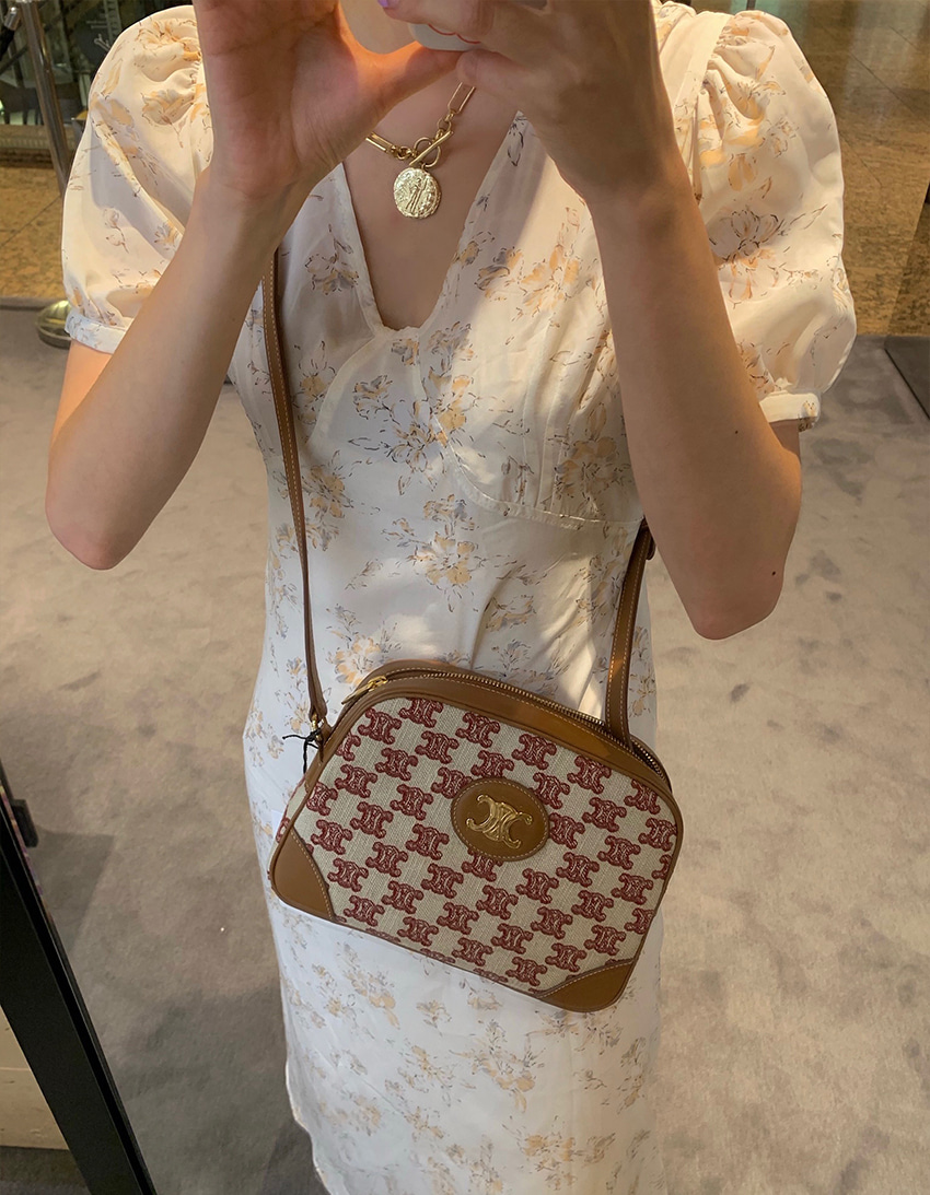 พรีเมี่ยมกิ๊ฟแท้ 100% 】พร้อมส่งที่ไทย ที่นี่ที่เดียว CELINE Camera Bag In Textile With Triomphe Embroidery