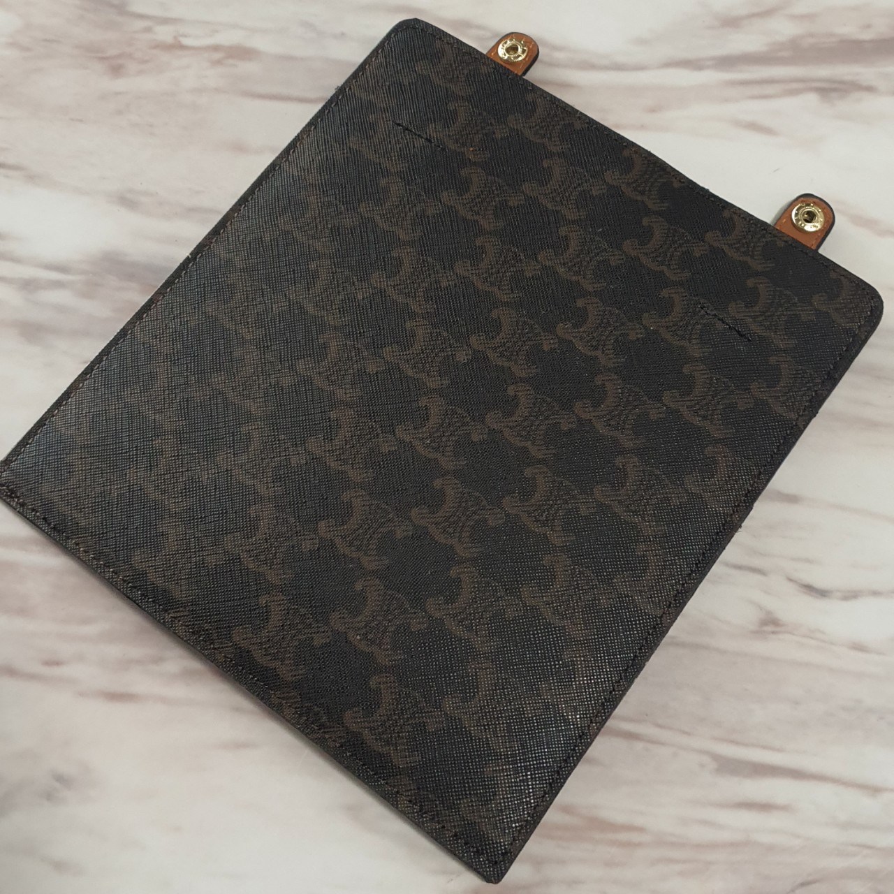 พรีเมี่ยมกิ๊ฟแท้ 100% 】CELINE BAG IN TRIOMPHE CANVAS AND CALFSKIN TAN VIP GIFT WITH PURCHASE (GWP) กระเป๋าสะพายไหล่/CROSSBODY ทรงสวยมีสไตล์เป็นเอกลักษณ์ตัวกระเป๋า ด้านหน้าประดับโลโก้แบรนด์สีทอง