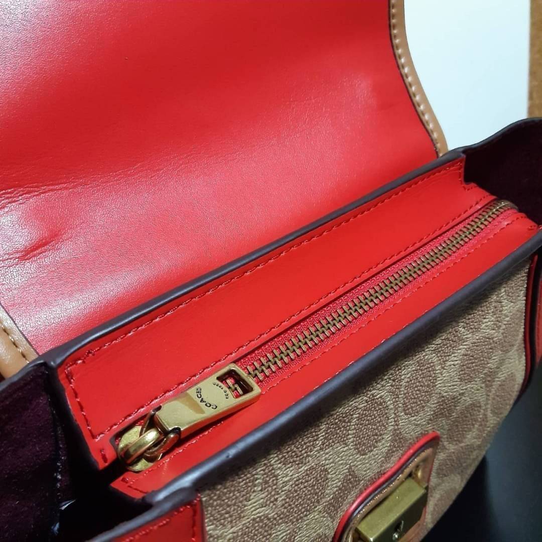 COACH COURIER CARRYALL 23 IN COLORBLOCK SIGNATURE CANVAS พร้อมส่ง 7 แบบ พร้อมส่ง ลุคดูไฮสุดๆค่ะ! กระเป๋าสะพายหนังหรูหราและคลาสสิค หนังแท้ชั้นดีที่สุด น้ำหนักเบา หนังสวยมากก สัมผัสแล้วหลงรักแน่นอนจ้าา😘