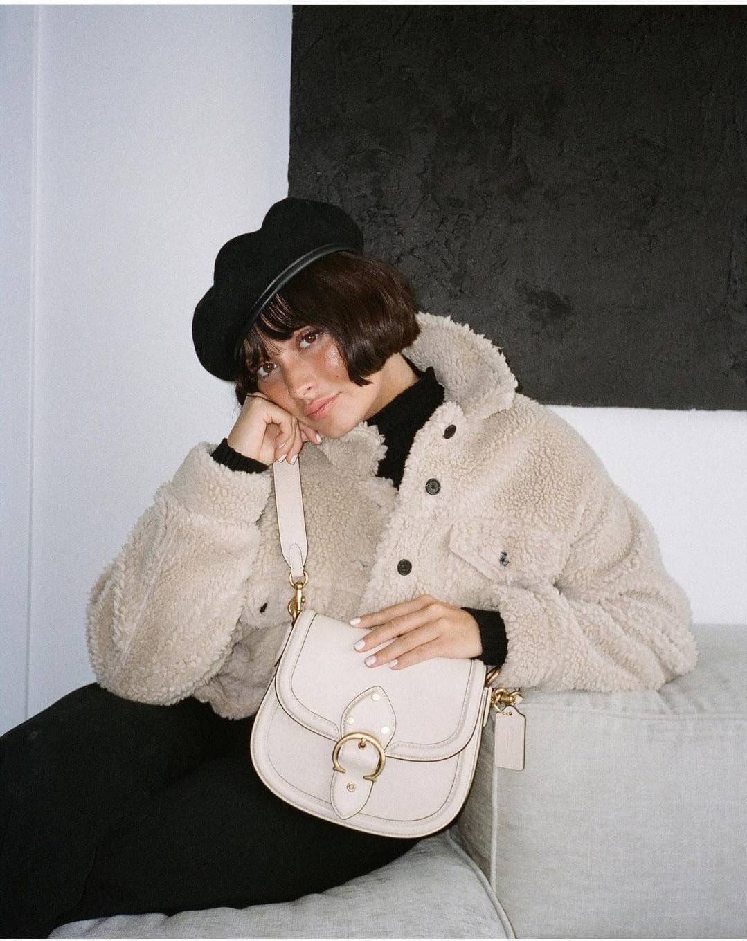 COACH C0749 BEAT SADDLE BAG The best item! ที่สาวๆรอคอย! ฮอตไฟลุก! สีหายาก ละมุนคุณหนู คอลเลคชั่นใหม่ ดีไซน์หรูหรา พิเศษมากๆมาพร้อมสายสะพาย 2 เส้น ใช้คู่กันหรือแยกสะพายก็สวยครบสูตร กระเป๋าสะพายทรง saddle คลาสสิค วัสดุหนัง glove-tanned ทนทาน เปิด-ปิดด้วยกร