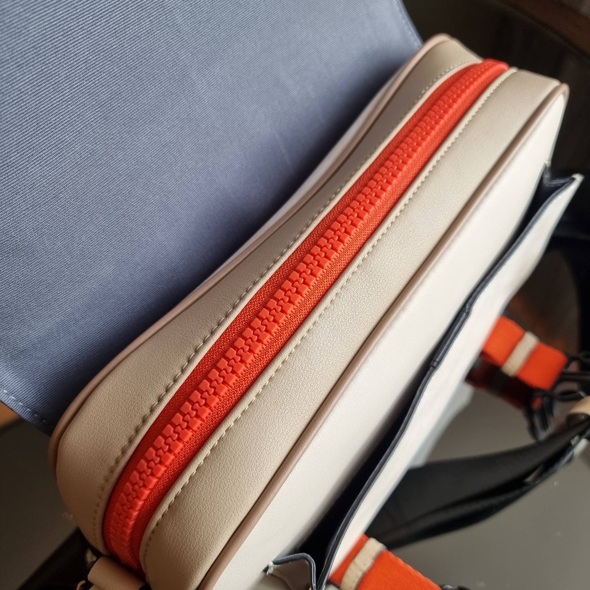 COACH TRACK CROSSBODY IN COLORBLOCK WITH COACH PATCH C6657 C8128 หล่อบอกต่ออีกหนึ่ง กระเป๋าสะพายทรงแมสเซ็นเจอร์ รุ่นเอาใจหนุ่มๆ ที่สาวๆก็อยากใช้!! ด้วยดีไซน์สีคัลเลอร์บล็อคที่โดดเด่น ทำให้ดูน่าใช้งาน วัสดุหนังแท้ สวยคมซ่อนหรู ฝากระเป๋ามีตัวล็อคแน่นหนา เปิ