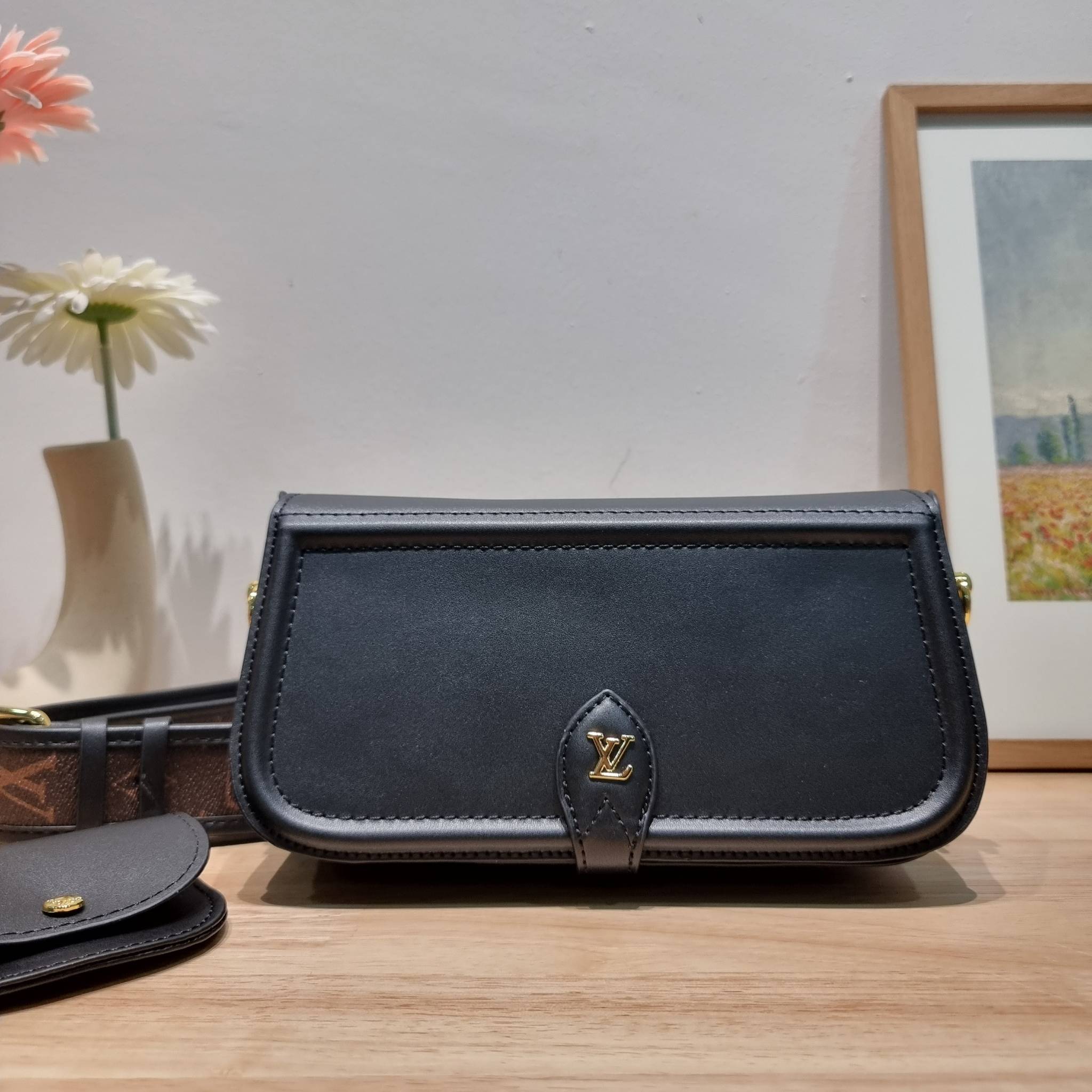 LV officier crossbody bag / LV Officier Pouch With Strap กระเป๋าสะพายเรียบหรู ดีไซน์เรียบง่าย ใช้งานสะดวก พร้อมใบลูกน่ารัก และสายสะพายเส้นใหญ่ ทนทาน แน่นหนา วัสดุหนังเรียบสวย