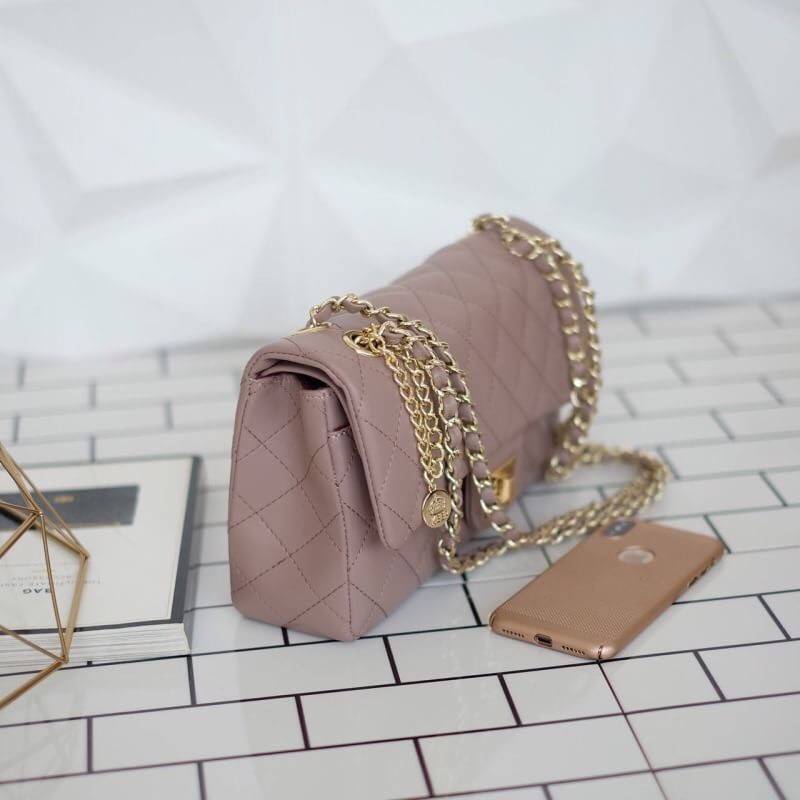 KEEP รุ่น KEEP shoulder Quited chain handbag สวย หรู มากๆ เลยน๊า กระเป๋าอยู่ทรง เย็บตารางสวย แถมใช้หนังตัวใหม่ Microfiber สวย ทน กว่าเดิม รอบนี้มาพร้อมสีใหม่ให้เลือกด้วยนะค๊า