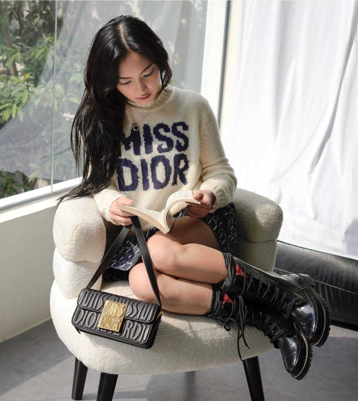 Dior Flap Bag / Quilted Miss Dior Allover Leather Bag กระเป๋าสะพายไหล่สุดลัคชู หรูหราเกินเรื่อง ดีไซน์ใหม่สวยงามด้วยดีเทลฝีเย็บและลายหนังปั๊มนูน