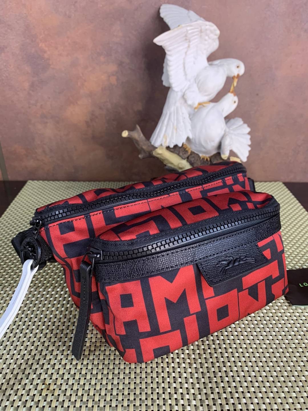 LONGCHAMP LE PLIAGE LGP BELT BAG M เท่ห์อย่างมีสไตล์กระเป๋าทรงคาดอกและคาดเอวดีไซน์แนวสปอร์ต เพิ่มความโดดเด่นทันสมัยด้วยลายซิกเนเจอร์ มีช่องซิปที่ใช้งานง่ายช่วยให้คุณหยิบใช้สิ่งของจำเป็นได้อย่างสะดวกและง่ายดาย และผสานสายรัดแบบปรับได้เข้ากับหัวเข็มขัดตัวล็อ