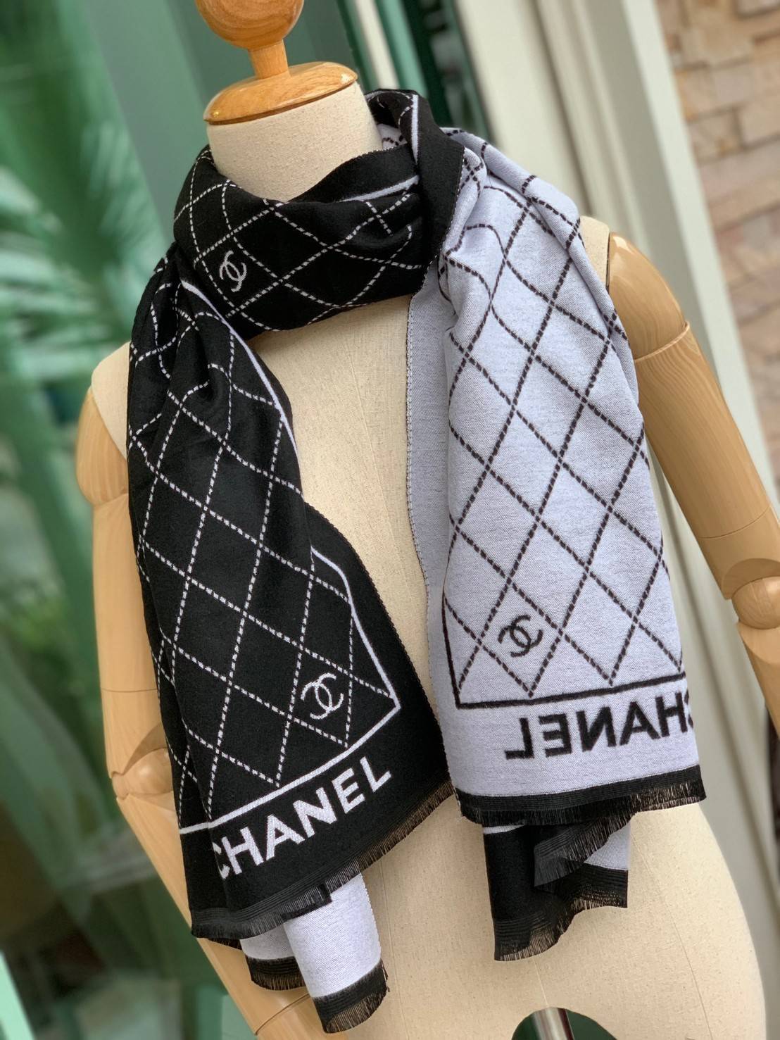 Chanel Scarves for woman’s accessories พลาดไม่ได้กับของขวัญสำหรับเทศกาลดีๆที่กำลังจะมาถึง ส่งมอบความรู้สึกดีๆให้กับคนที่คุณรัก ด้วยผ้าพันคอ หรือ ผ้าคลุมจากแบรนด์ดัง ด้วยเนื้อผ้าแบบcashmereที่ถักทอแบบเนื้อละเอียด จึงทำให้นุ่มน่าสัมผัส ให้ความอบอุ่นได้ดี สำ