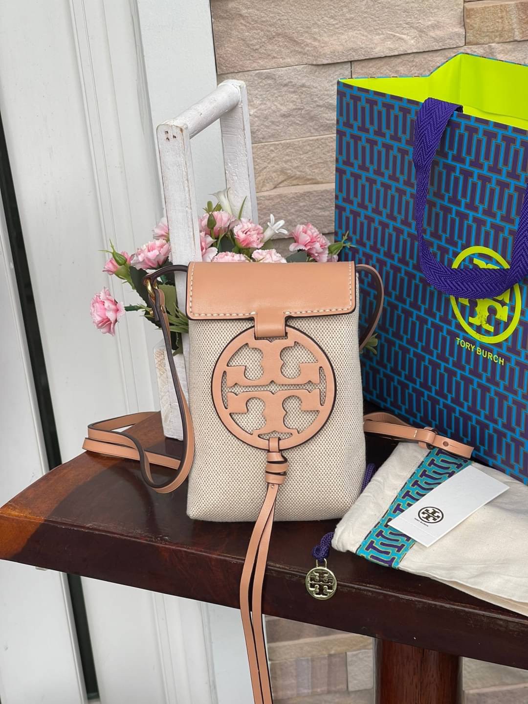 OUTLET 💕Tory Burch Miller Canvas Phone Crossbody ขึ้นชื่อว่ากระเป๋าสำหรับใส่มือถือหรือของจุกจิกต่างๆ โดยให้เหมาะกับการใช้งานนั้นมีไม่มาก คอลเลคชั่นนี้ออกมาเพื่อเอาใจสาวๆโดยเฉพาะ สีสันสุภาพ