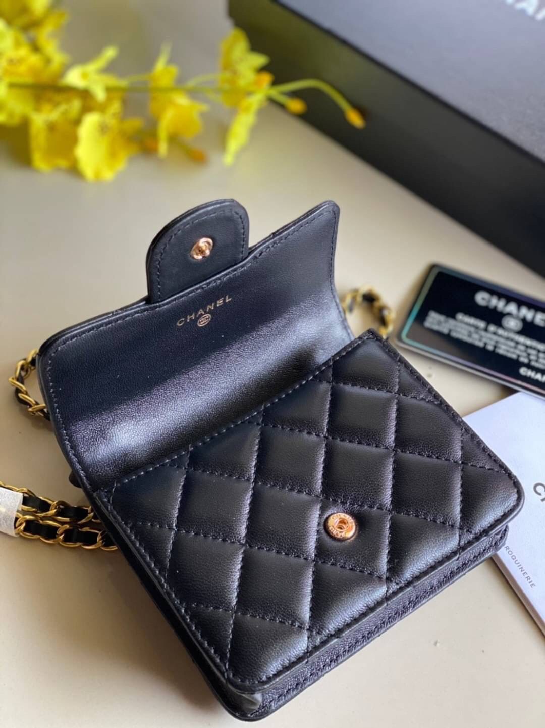 หนังแท้ VIP GIFT CHANEL MINI BLACK BAG รุ่นยอดนิยมไอเท็มฮิตวัสดุหนังแท้เรียบสวยคลาสสิคเปิดปิดด้วยฝาปิดกระดุมด้านหน้ามีโลโก้แบรนด์อะไหล่ทองสวยหรูดูดีมากกกก มาพร้อมสายโซ่ทองร้อยหนังจะสะพายไหล่ หรือ Crossbody ก็ดูดี ภายในโล่งกว้าง ตัวจริงสวยน่าใช้ Chanel min