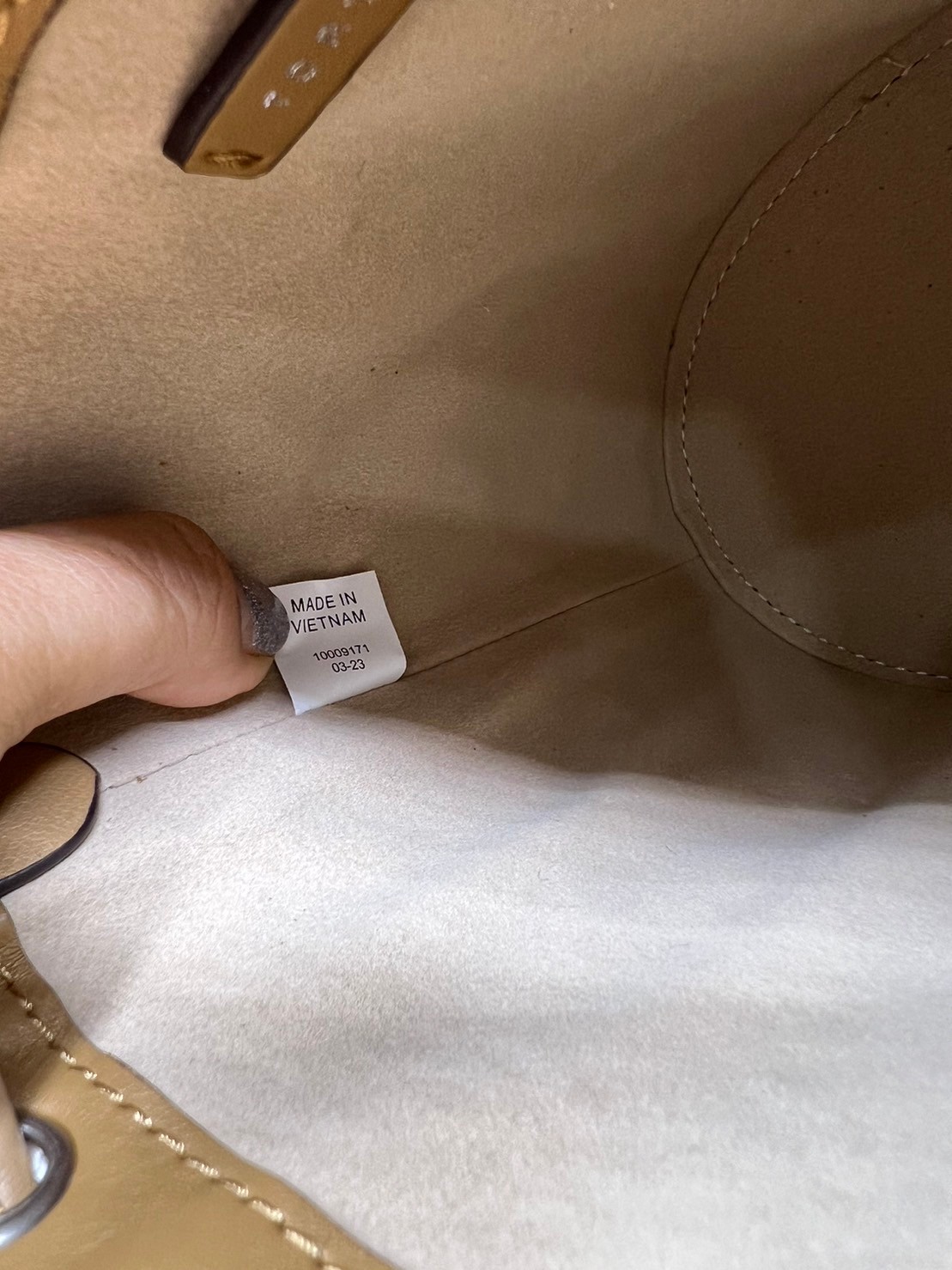 6 สี Tory Burch Puffy Mini / Tory burch T Monogram Puffy Patent Mini Bucket Bag / Tory Bucket Bag กระเป๋าบัคเกต size เล็ก โดดเด่นด้วยโลโก้ตัวนูนปั๊มด้านหน้า