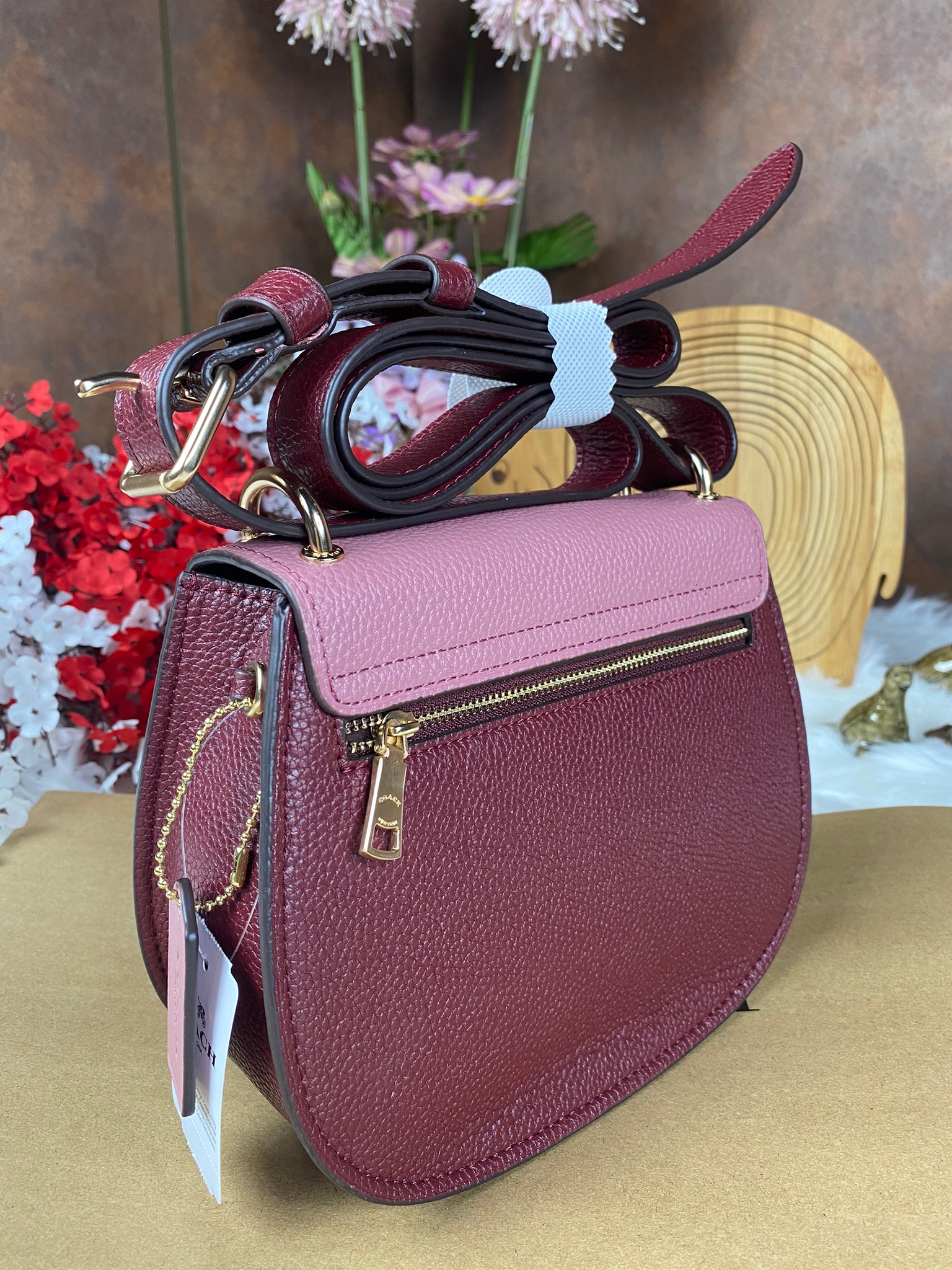 OUTLET 】COACH REMI SADDLE BAG IN COLORBLOCK ((1330)) รุ่นแนะนำ คลาสสิคน่าใช้มากๆ วัยใสๆใช้ดีค่ะ 😘 พร้อมส่งที่ไทยอีกครั้ง! กระเป๋าสะพายข้าง//ครอสบอดี้ร์//หรือทบเป็นสายคู่สะพายไหล่ได้ค่ะ แล้วแต่ชอบเลยค่ะ! วัสดุหนังแท้ ลายหนังสวยมากๆค่ะรุ่นนี้ หลงรัก